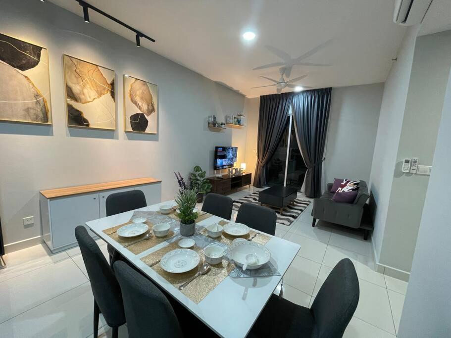 Inspirasi Mont Kiara 3 Rooms Balcony Free WIFI & Carpark By The Homez