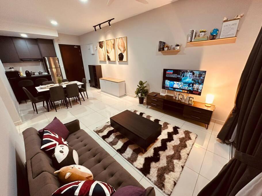 Inspirasi Mont Kiara 3 Rooms Balcony Free WIFI & Carpark By The Homez