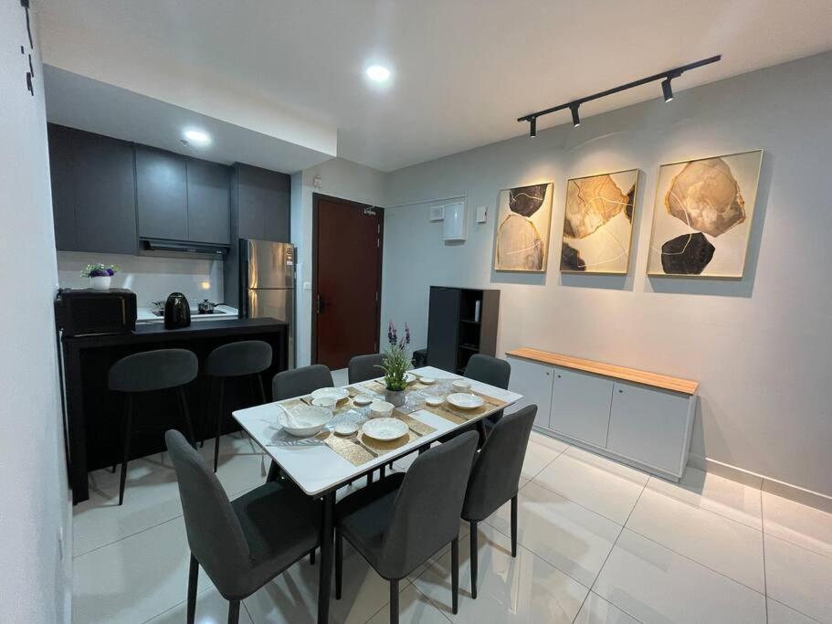 Inspirasi Mont Kiara 3 Rooms Balcony Free WIFI & Carpark By The Homez