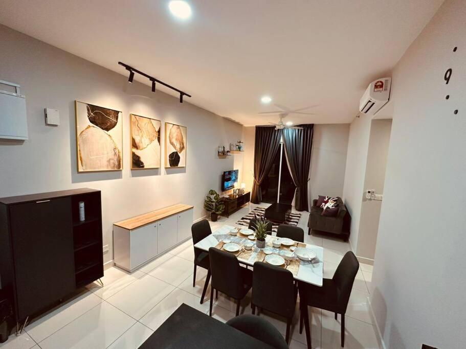 Inspirasi Mont Kiara 3 Rooms Balcony Free WIFI & Carpark By The Homez