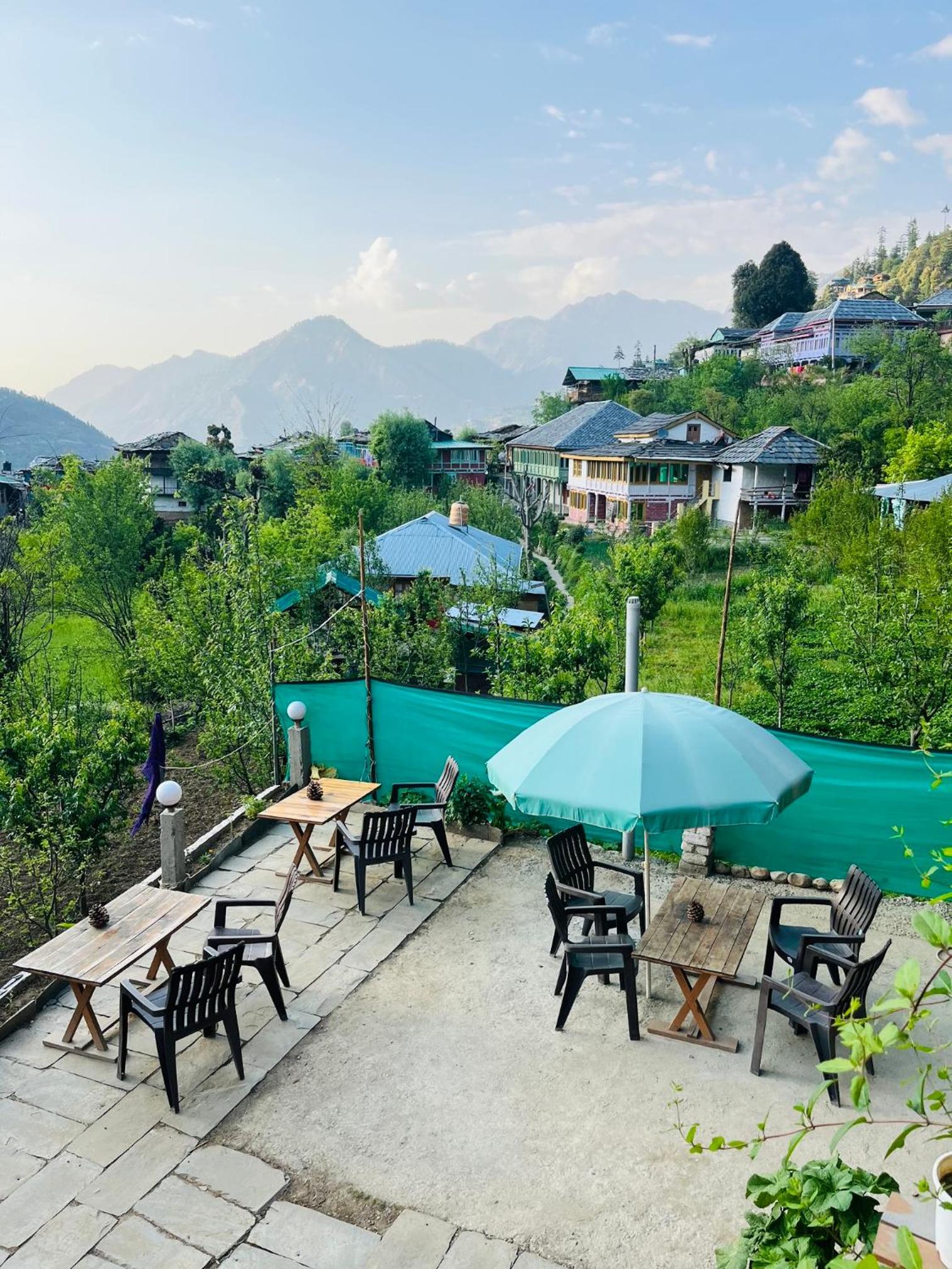 Rustic wood house - A village home stay in Jibhi Valley