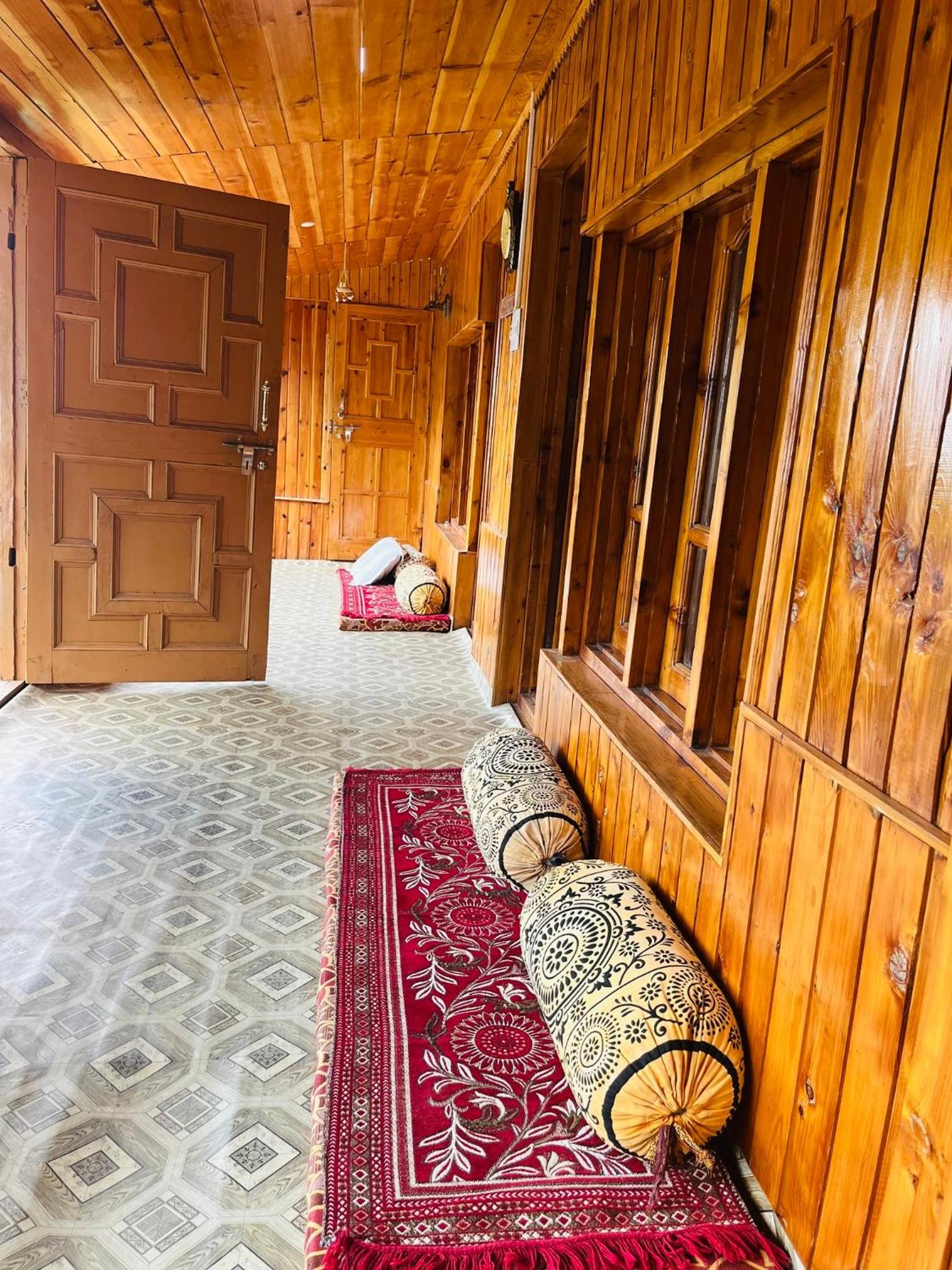 Rustic wood house - A village home stay in Jibhi Valley