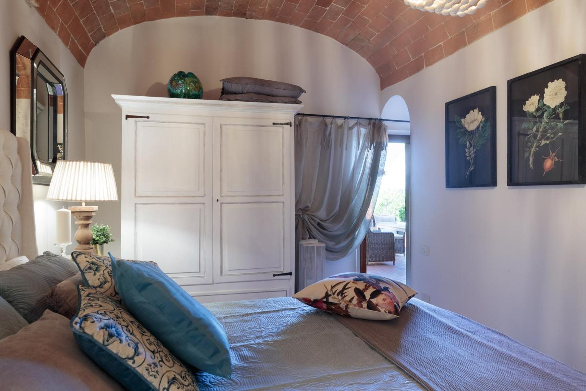 Villa Chianti, your Secret 4 Bedrooms Retreat with View over the Vineyards in Marcialla view 5