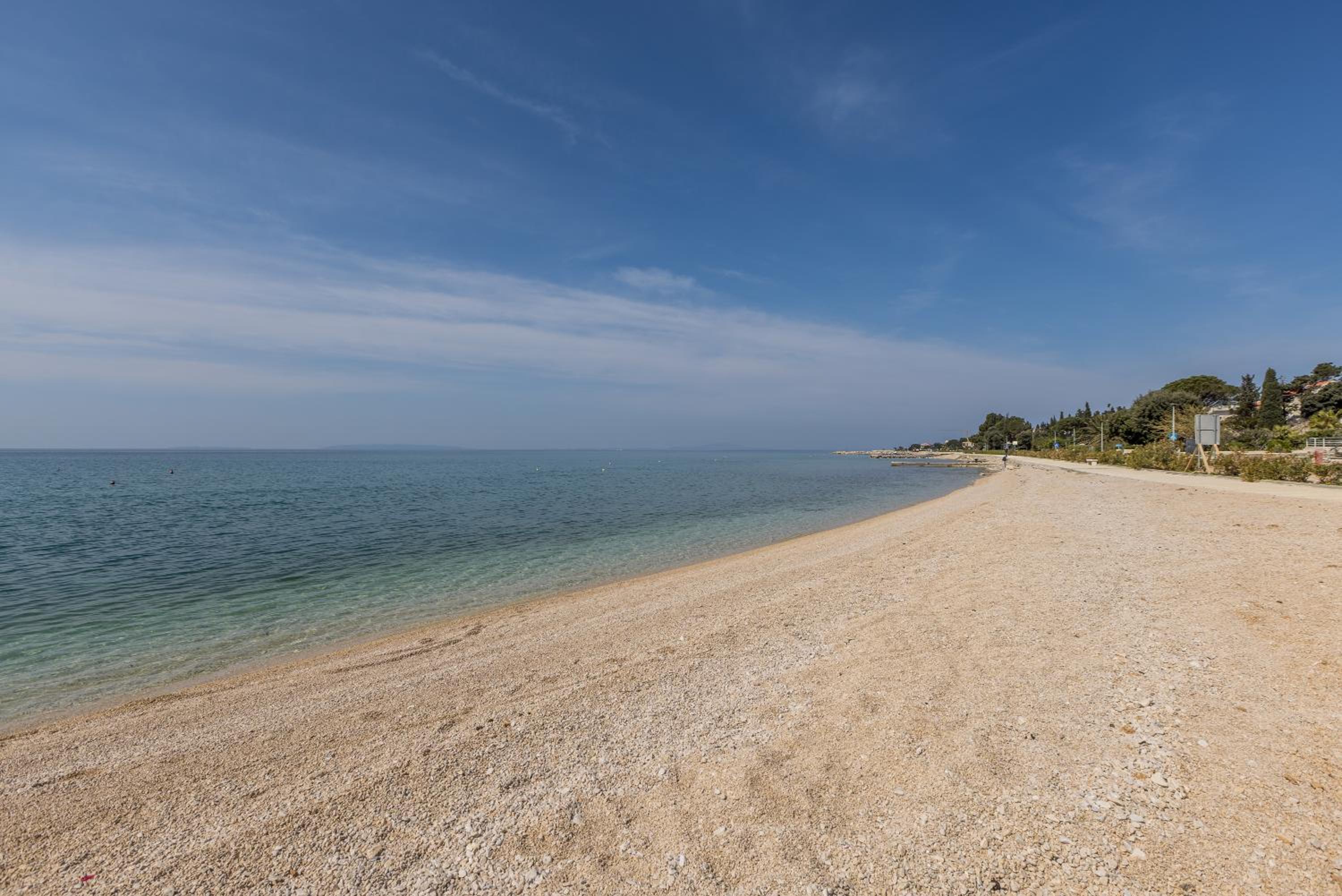 Seaside Sanctuary - Modern 3 Bedroom and 3 Bathroom Apartment 60m from Beach photo 4