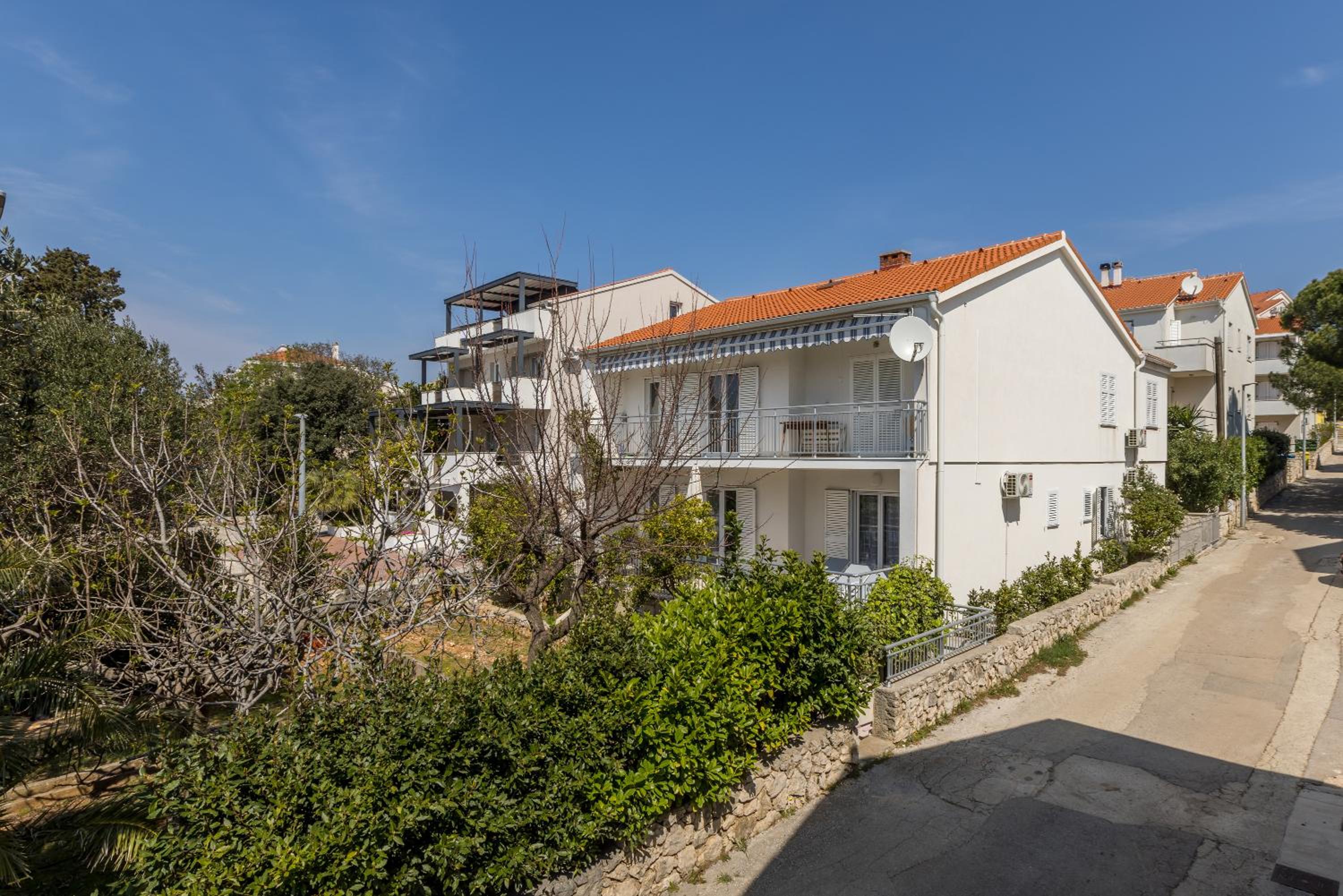 Seaside Sanctuary - Modern 3 Bedroom and 3 Bathroom Apartment 60m from Beach photo 1
