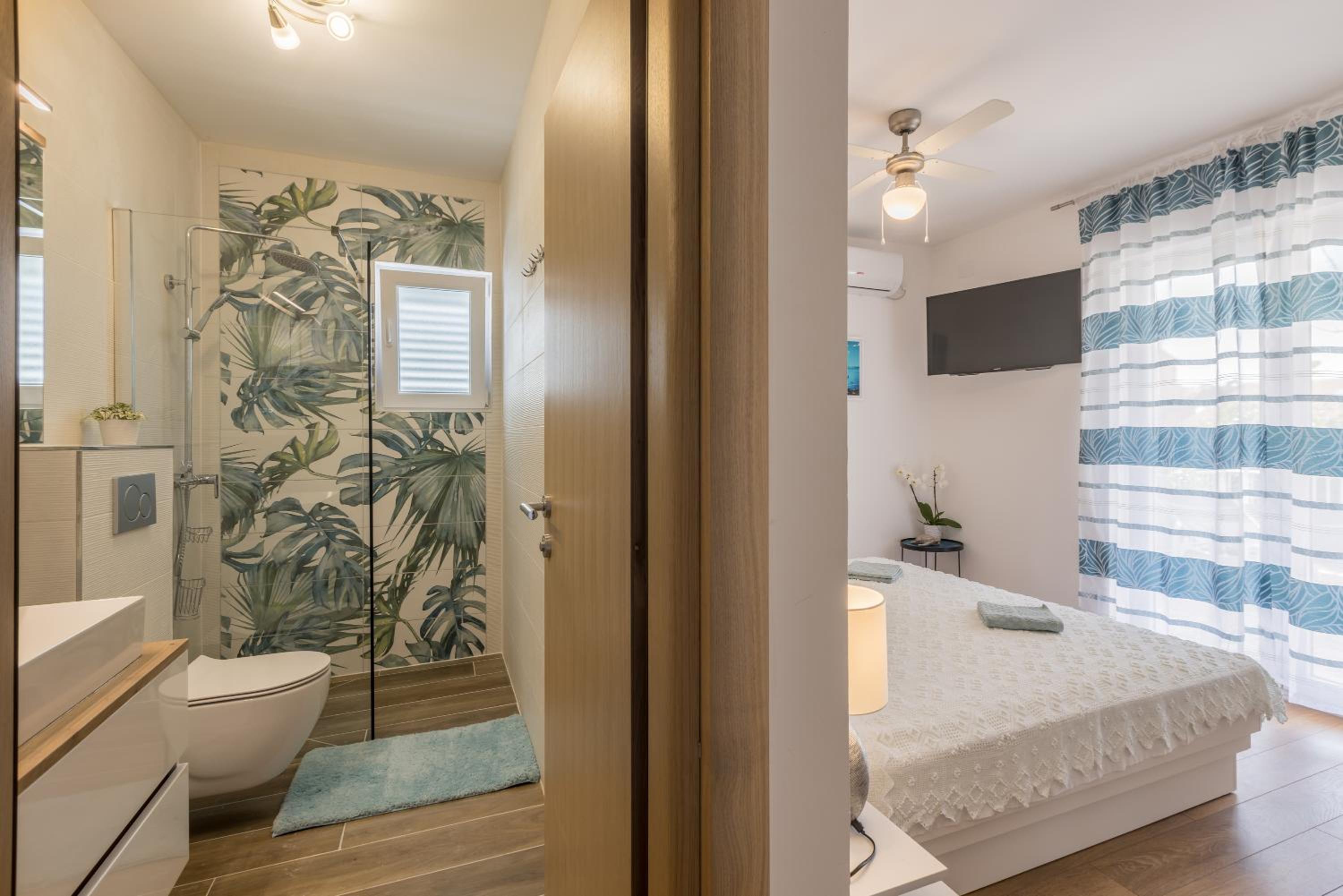 Seaside Sanctuary - Modern 3 Bedroom and 3 Bathroom Apartment 60m from Beach photo 2