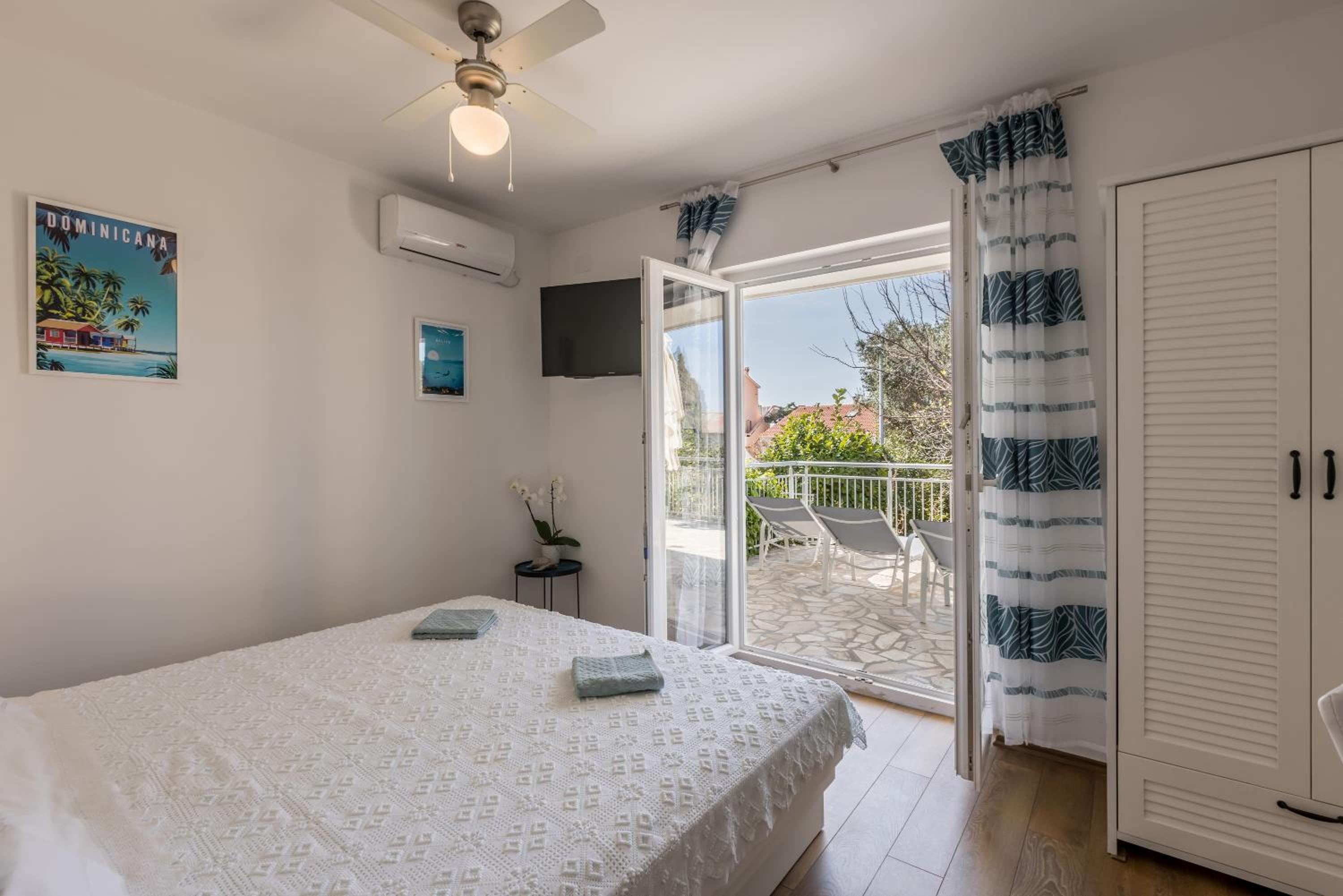 Seaside Sanctuary - Modern 3 Bedroom and 3 Bathroom Apartment 60m from Beach photo 5