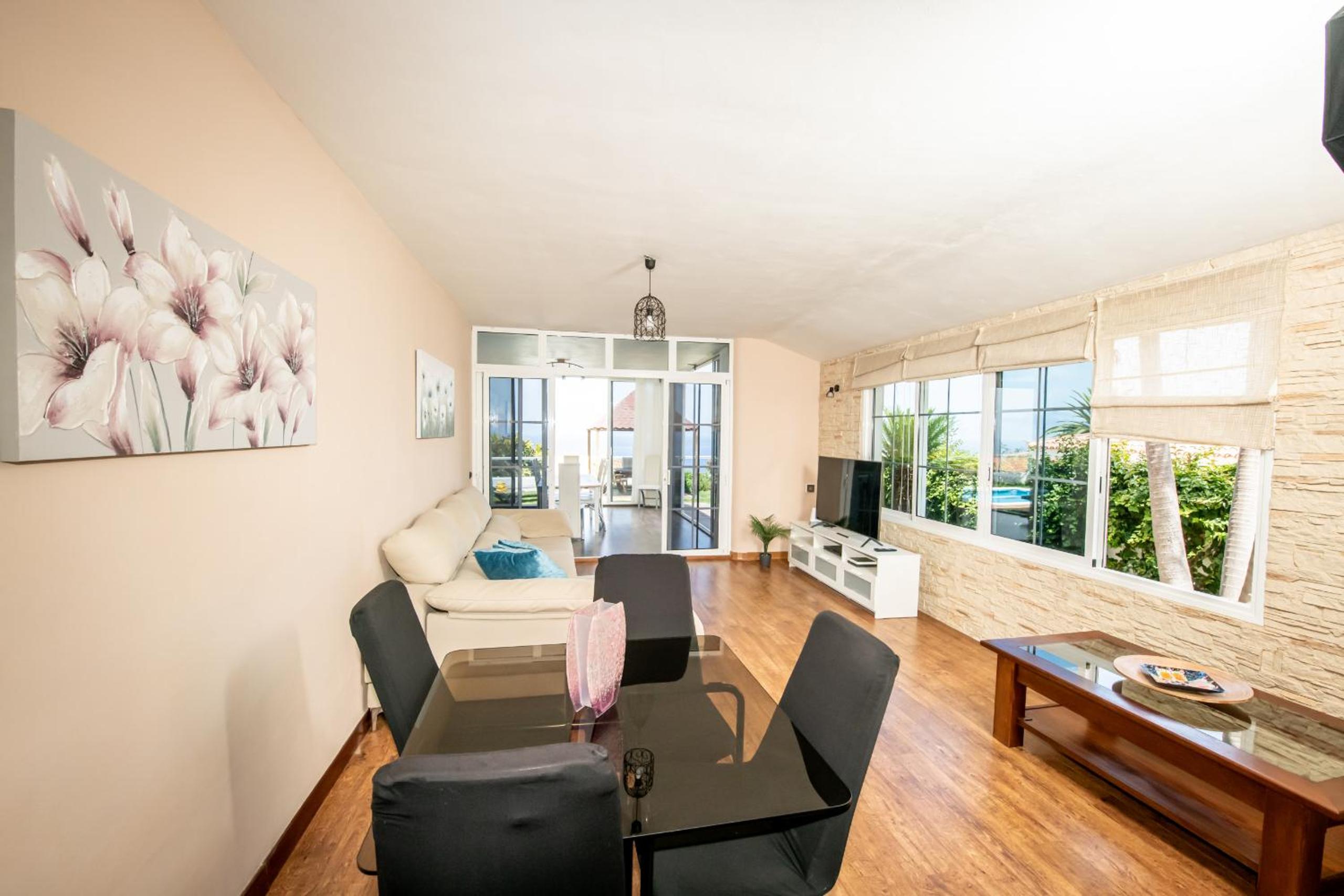 Fantastic home with amazing sea views