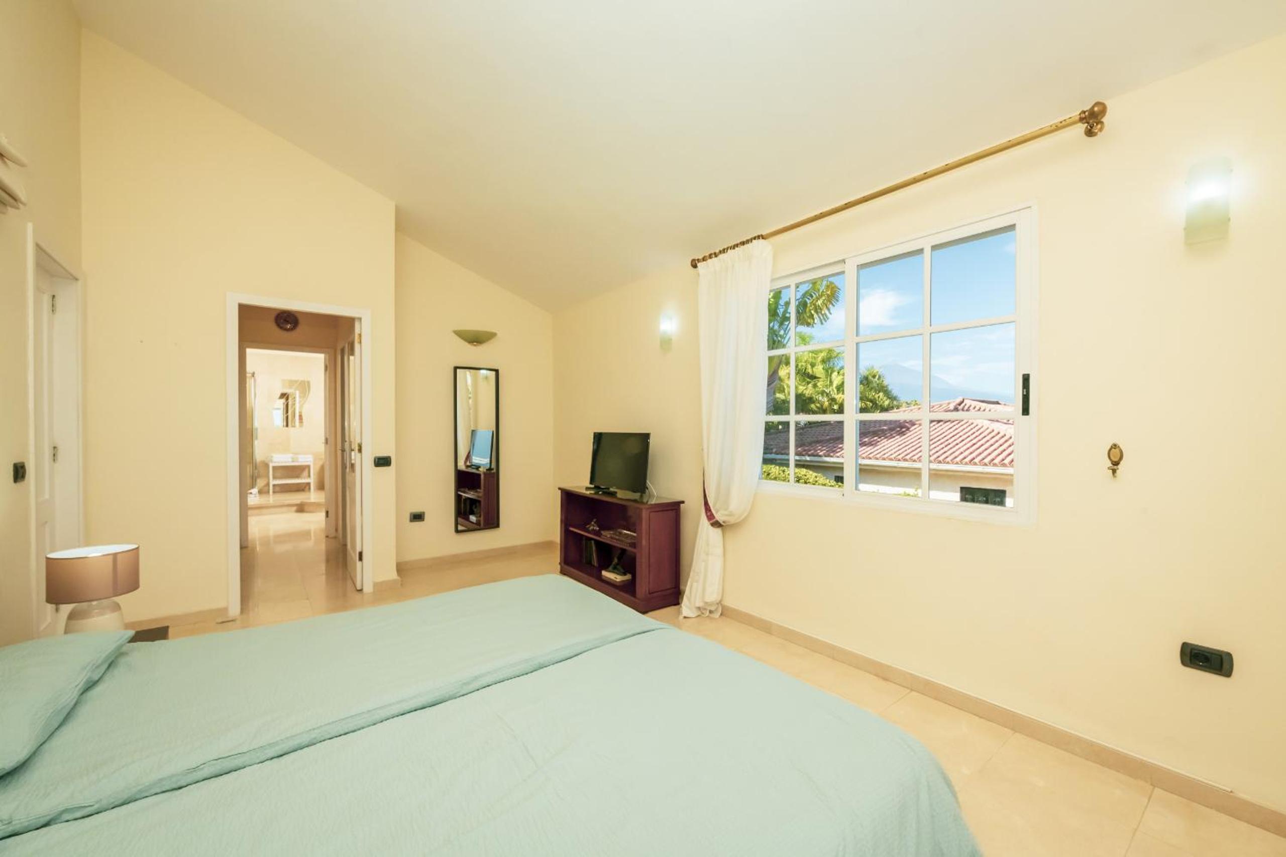 Fantastic home with amazing sea views