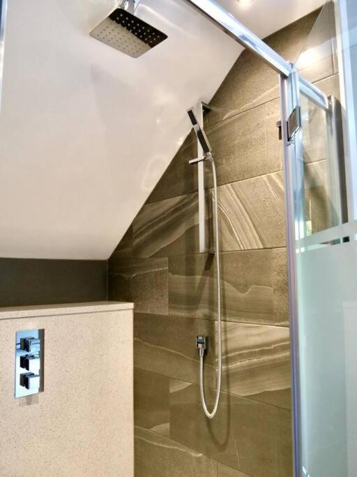 Luxury holiday home sleeps 8-12 W/Hot Tub view 4