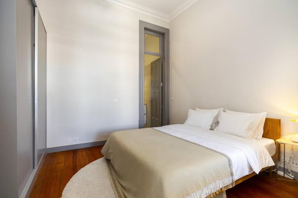 Stylish Downtown Apartment view 5