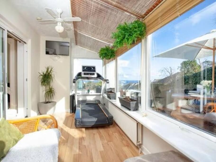 Hotel 3 Bedroom Bungalow, Sea Views, Private Hot Tub And Gardens