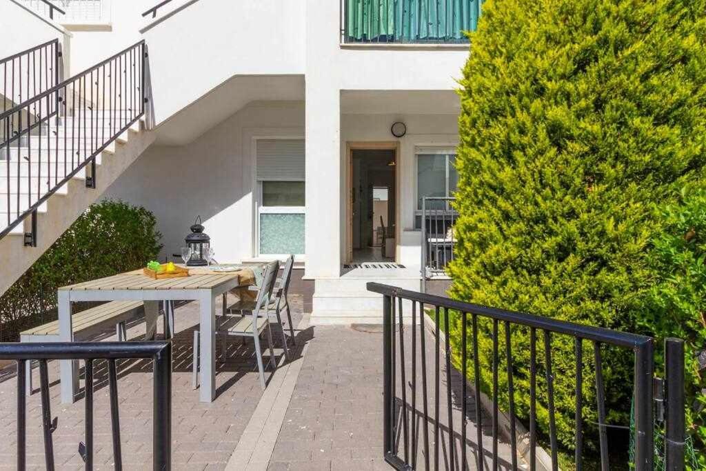 Apartment Pink Vistabella I- Winter by the sea