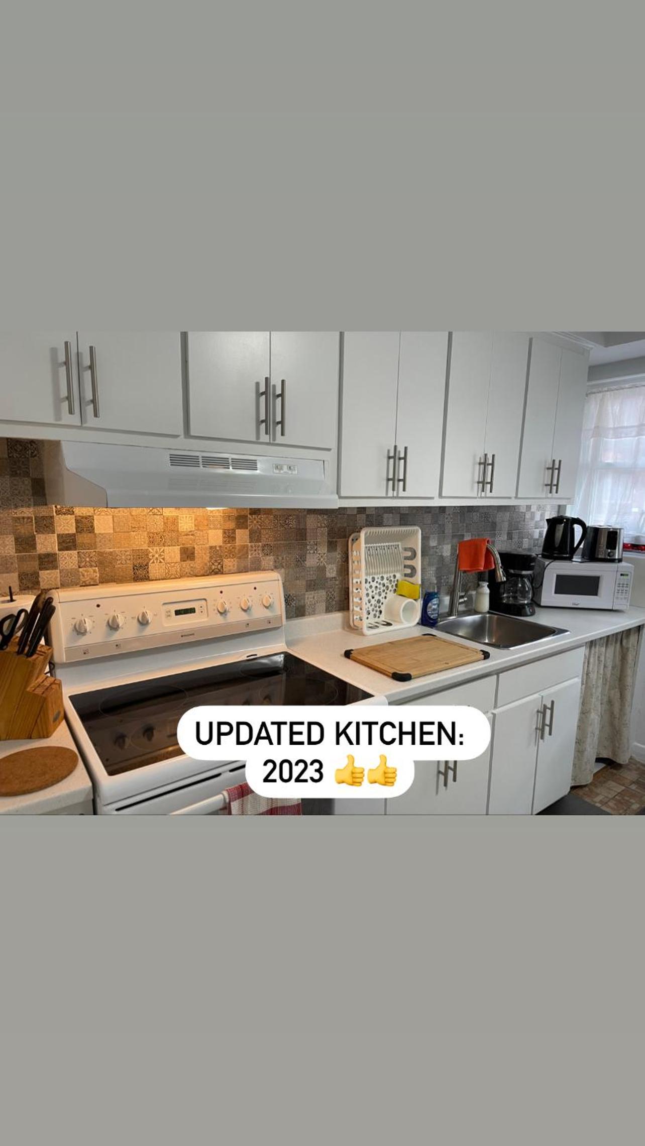 Comfortable 2-BEDROOM APARTMENT - Free and plentiful PARKING - 10 minutes to AIRPORT and 15 minutes to DOWNTOWN Montreal - Near Popular Waterfront Restaura