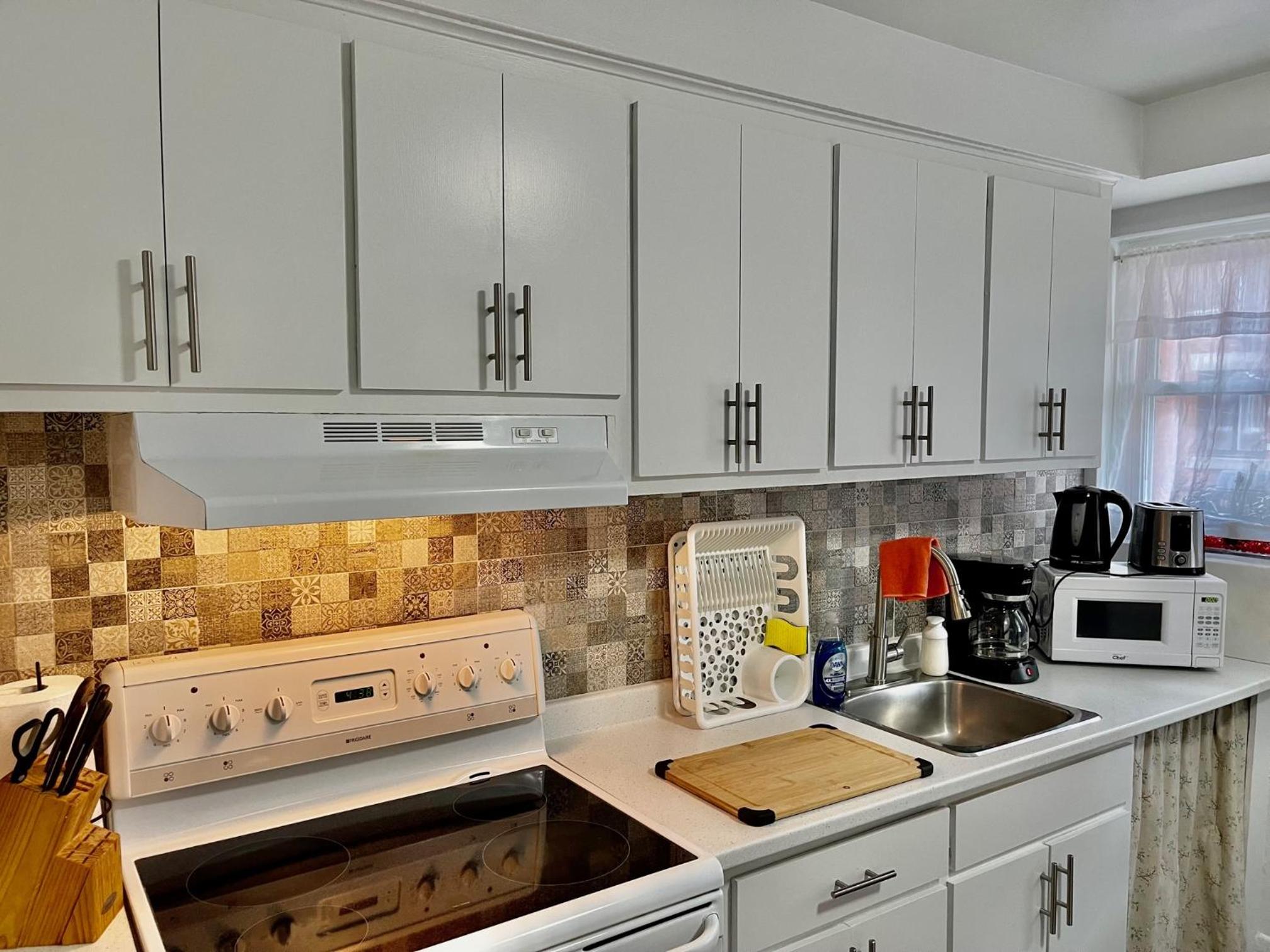 Comfortable 2-BEDROOM APARTMENT - Free and plentiful PARKING - 10 minutes to AIRPORT and 15 minutes to DOWNTOWN Montreal - Near Popular Waterfront Restaura