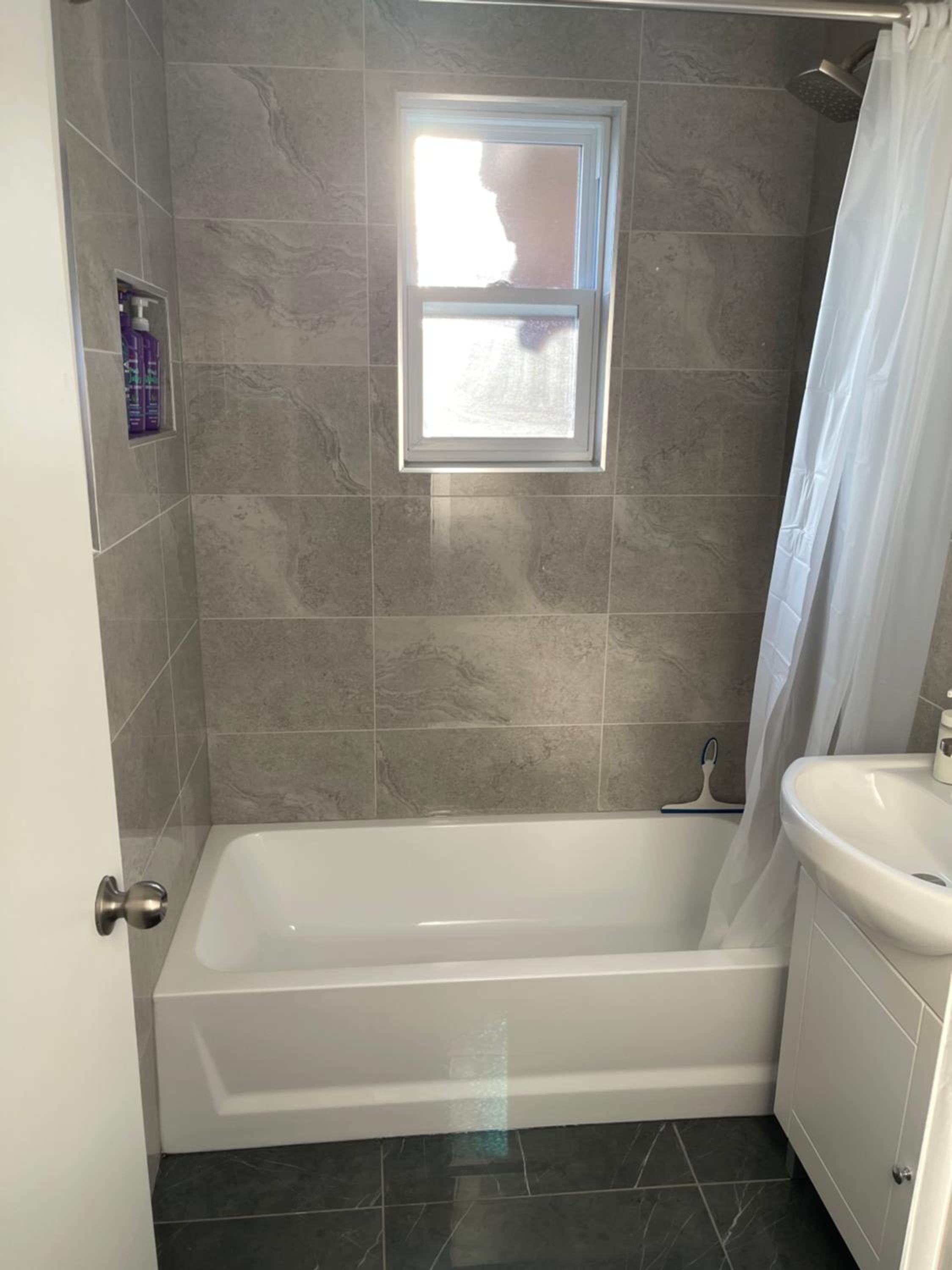 Comfortable 2-BEDROOM APARTMENT - Free and plentiful PARKING - 10 minutes to AIRPORT and 15 minutes to DOWNTOWN Montreal - Near Popular Waterfront Restaura