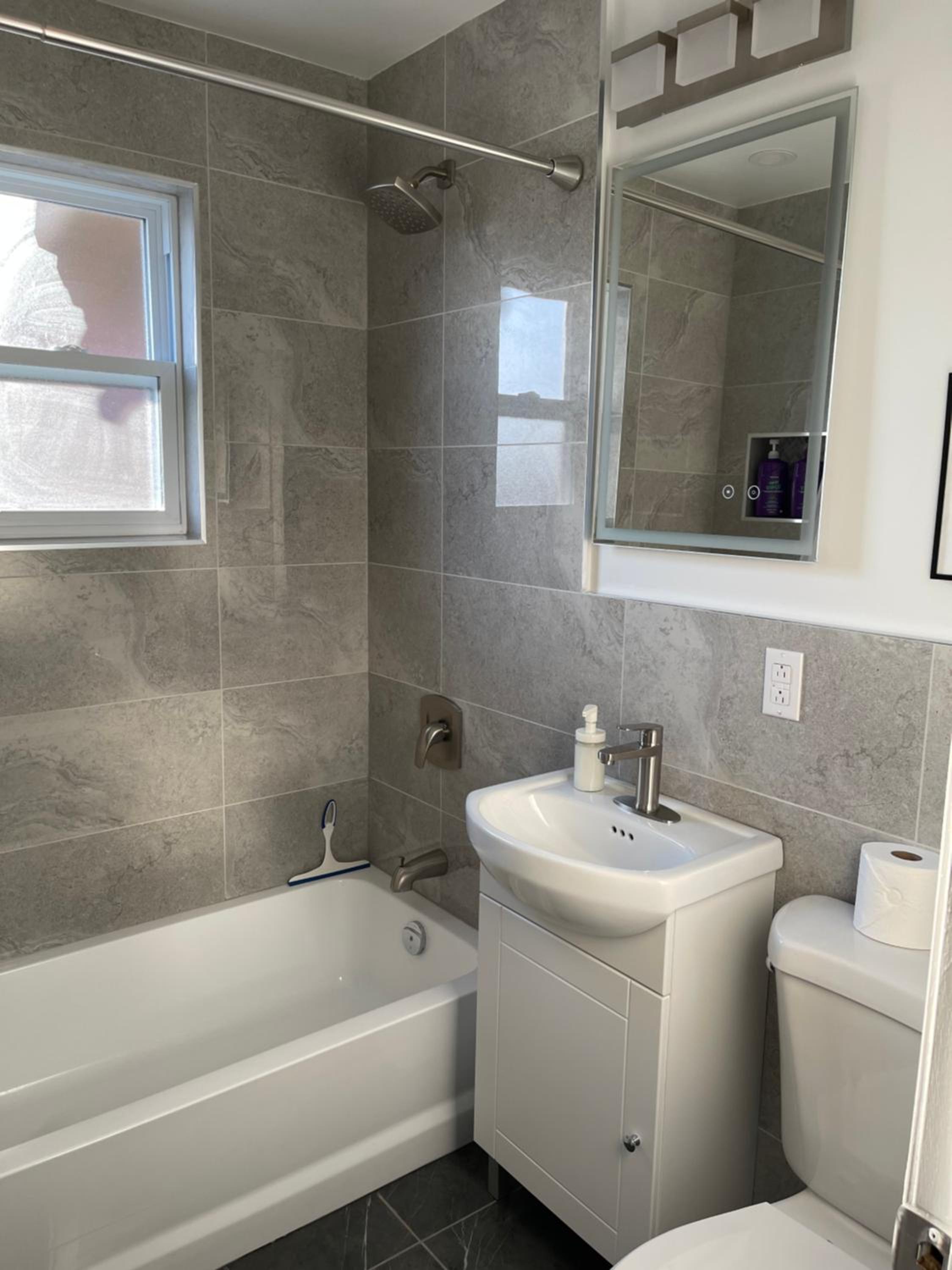 Comfortable 2-BEDROOM APARTMENT - Free and plentiful PARKING - 10 minutes to AIRPORT and 15 minutes to DOWNTOWN Montreal - Near Popular Waterfront Restaura