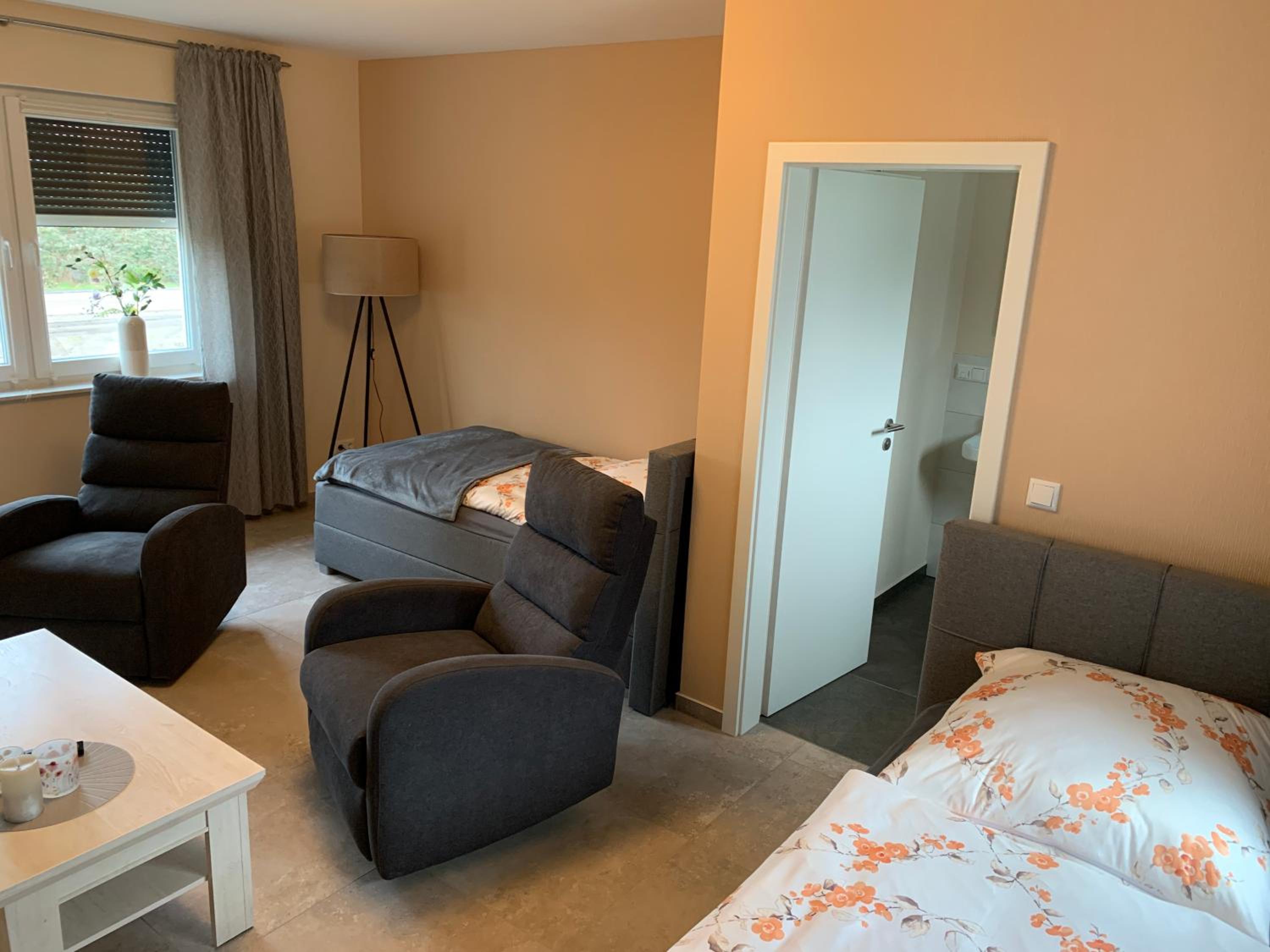 Haus Benz für 8 Personen - 4 Zimmer m. Dusche Vollausstattung 1km v. Wittenberge Baustelle A14 Parkplätze Grill Gemeinschaftsküche