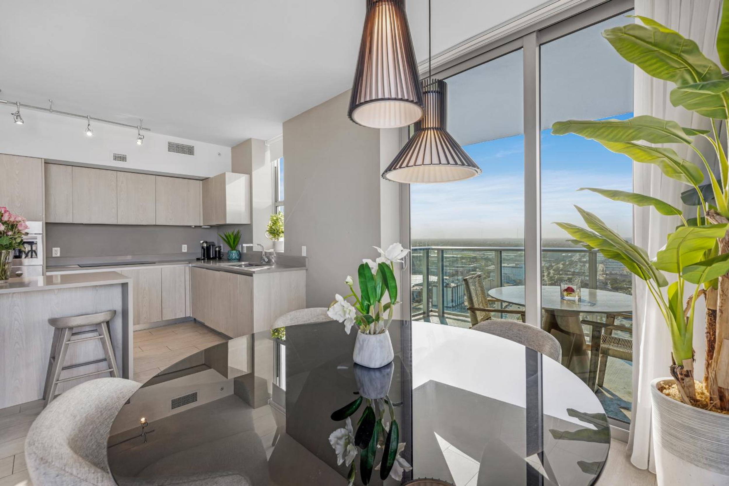 Hyde Beach House - Luxury 2-Bedroom - Gorgeous view - Resort amenities - Rooftop pool - Hot tub - Tennis court - Minutes to the ocean - 25 min to FIFA!