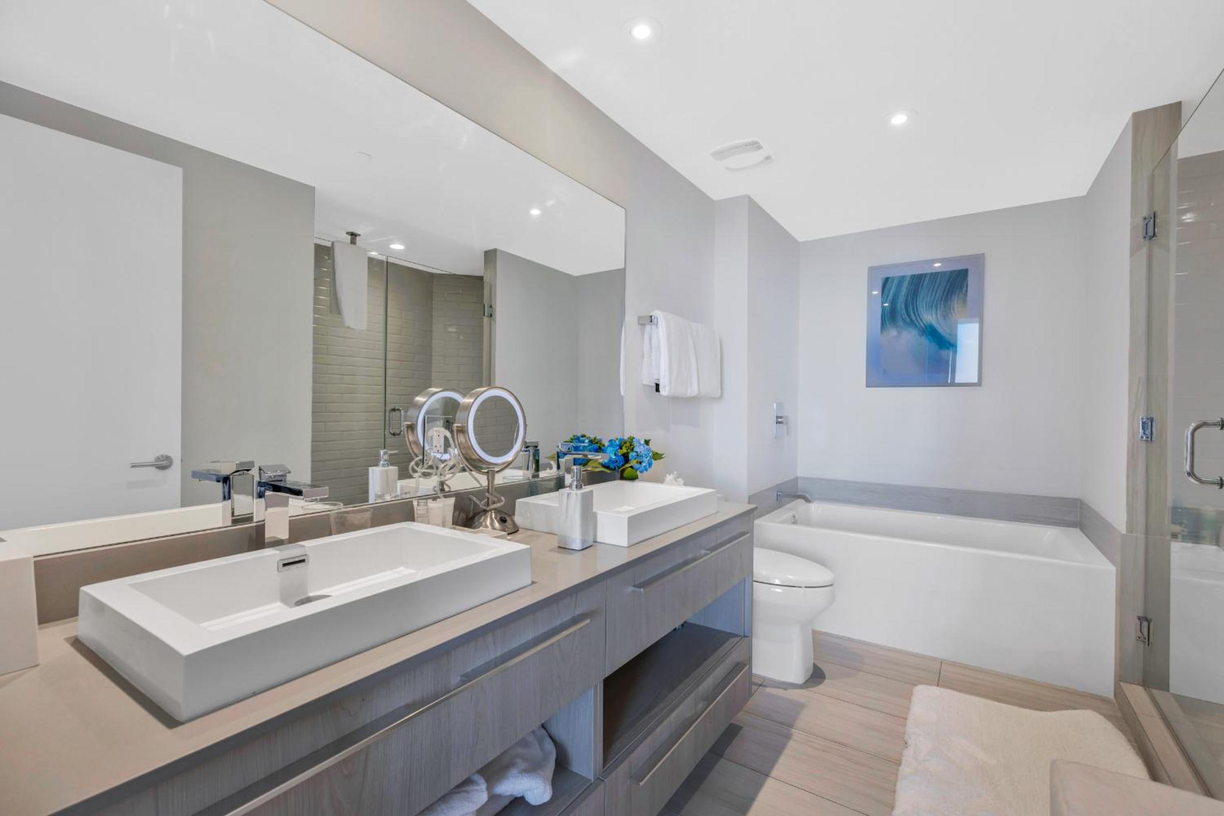 Hyde Beach House - Luxury 2-Bedroom - Gorgeous view - Resort amenities - Rooftop pool - Hot tub - Tennis court - Minutes to the ocean -NO RESORT & PARKING
