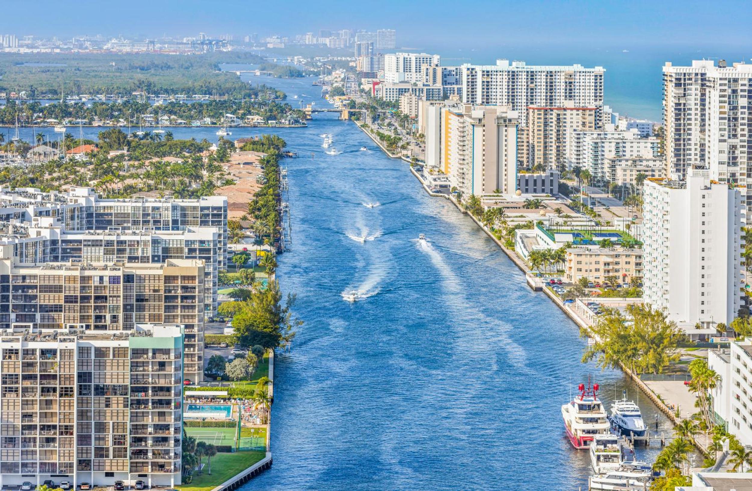 Hyde Beach House - Luxury 2-Bedroom - Gorgeous view - Resort amenities - Rooftop pool - Hot tub - Tennis court - Minutes to the ocean -NO RESORT & PARKING
