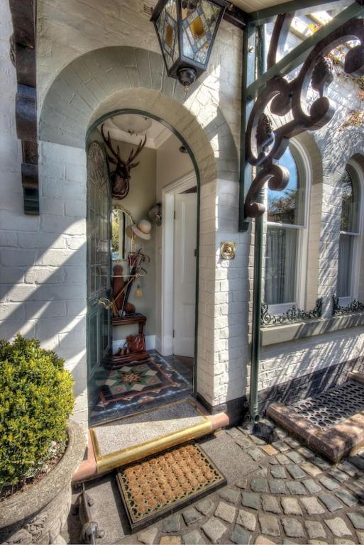 Beautiful period cottage, exceptional riverside location in the heart of Chester view 5