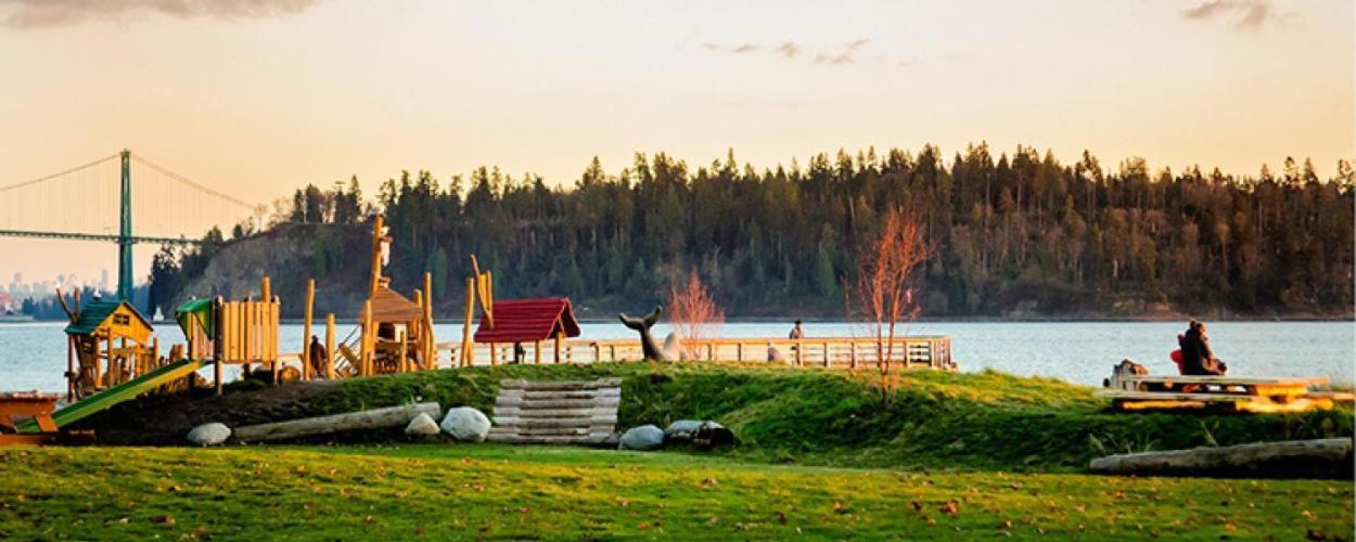 Great West Vancouver house with hot tub, across from beach & 10 mn to Downtown Vancouver