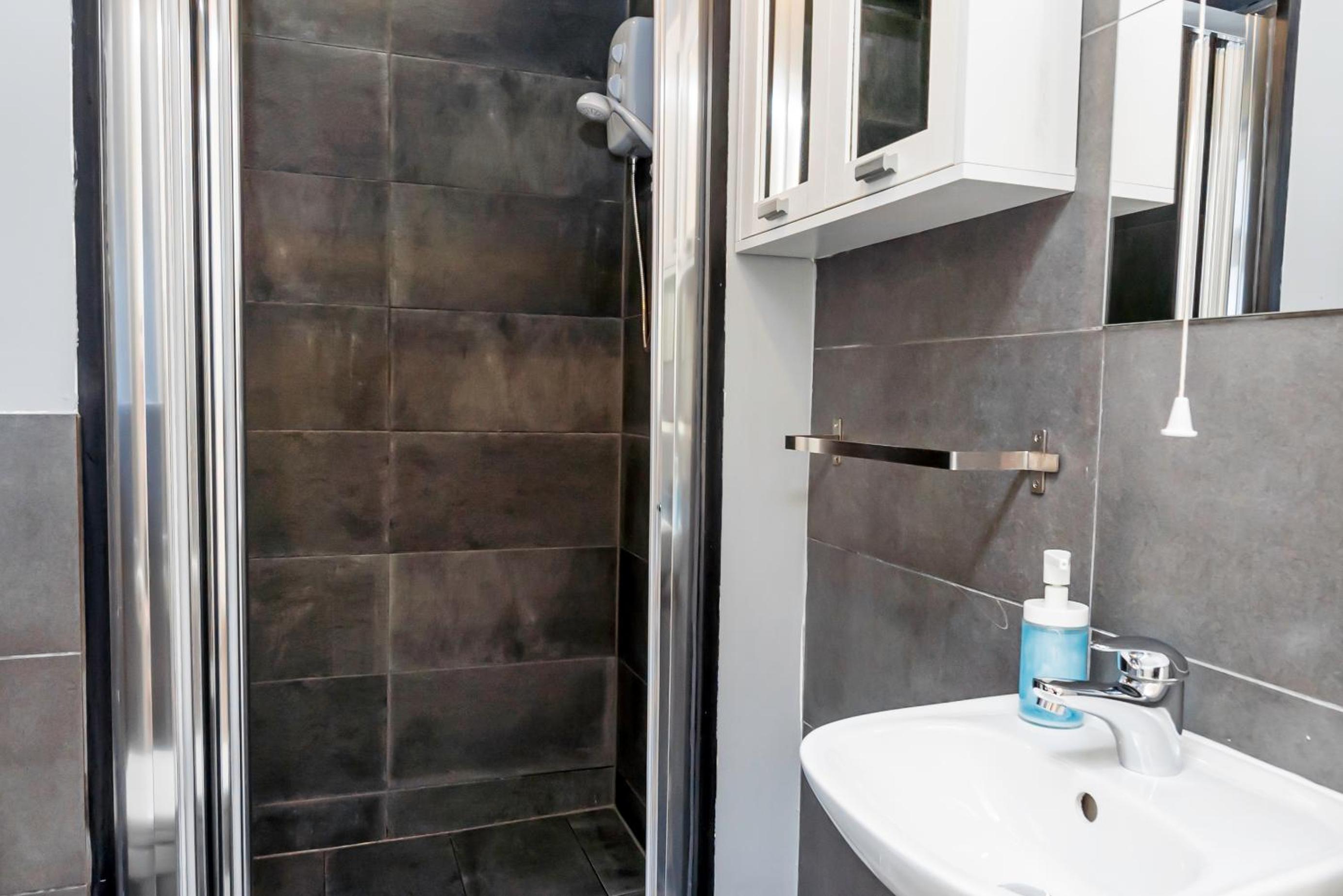 Shirley House 1, Guest House, Self Catering, Self Check in with smart locks, use of Fully Equipped Kitchen, Walking Distance to Southampton Central, Excell view 3
