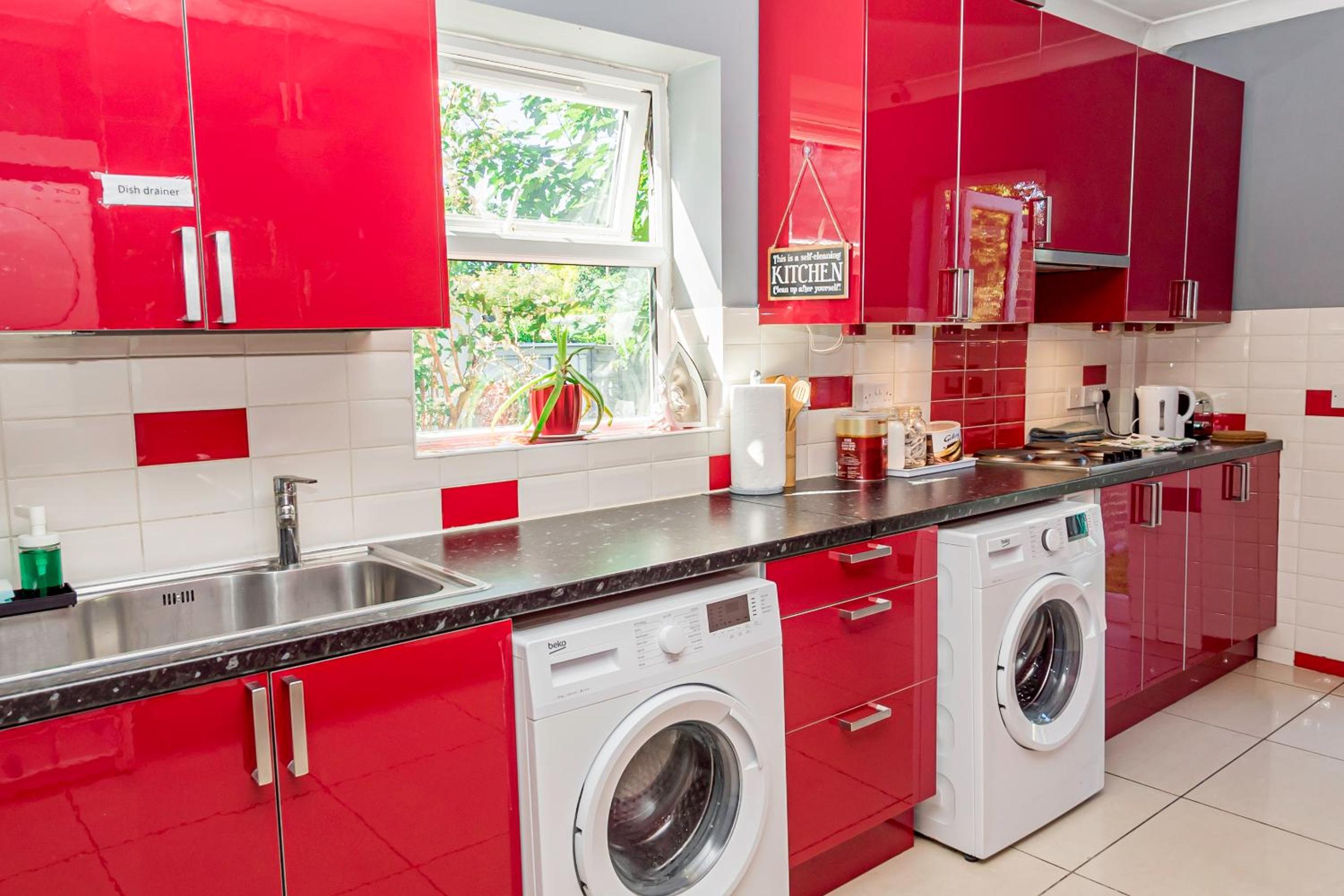 Shirley House 1, Guest House, Self Catering, Self Check in with smart locks, use of Fully Equipped Kitchen, Walking Distance to Southampton Central, Excell view 2