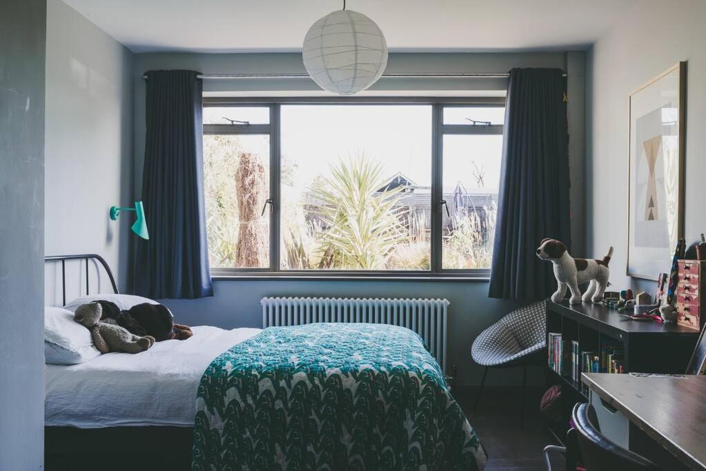 Architect designed spacious five bed house by sea view 3