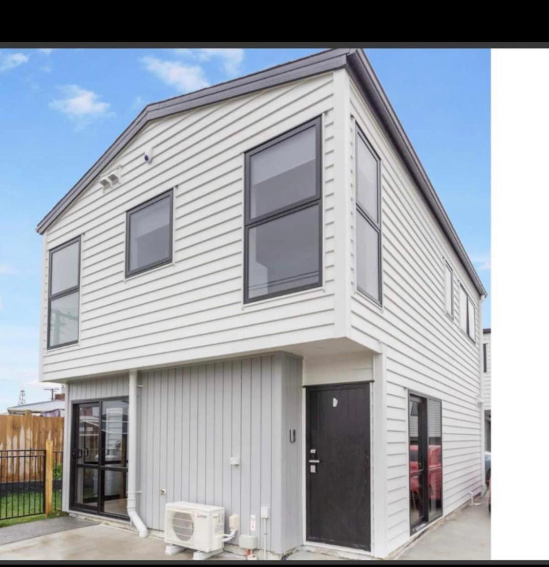 Private double bedroom with attached bathroom near 12 min to Auckland Airport view 3