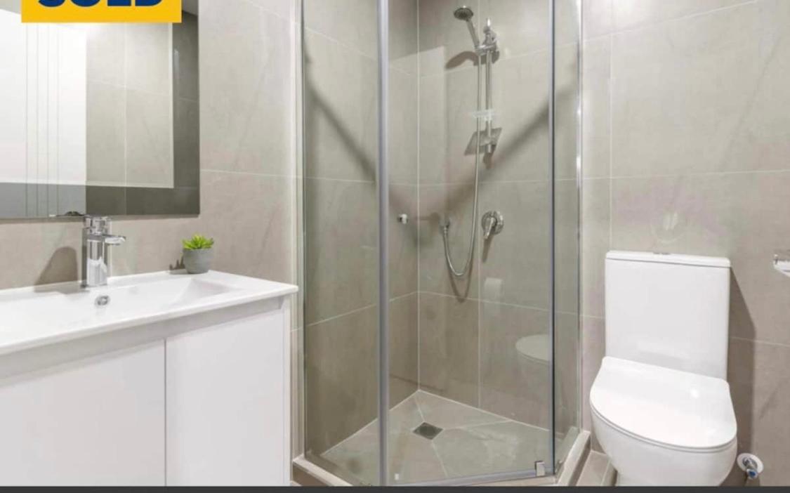 Private double bedroom with attached bathroom near 12 min to Auckland Airport view 2