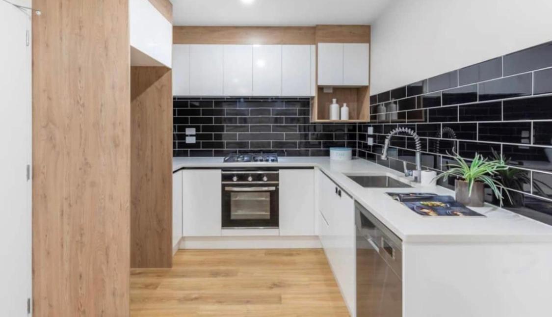 Private double bedroom with attached bathroom near 12 min to Auckland Airport view 5