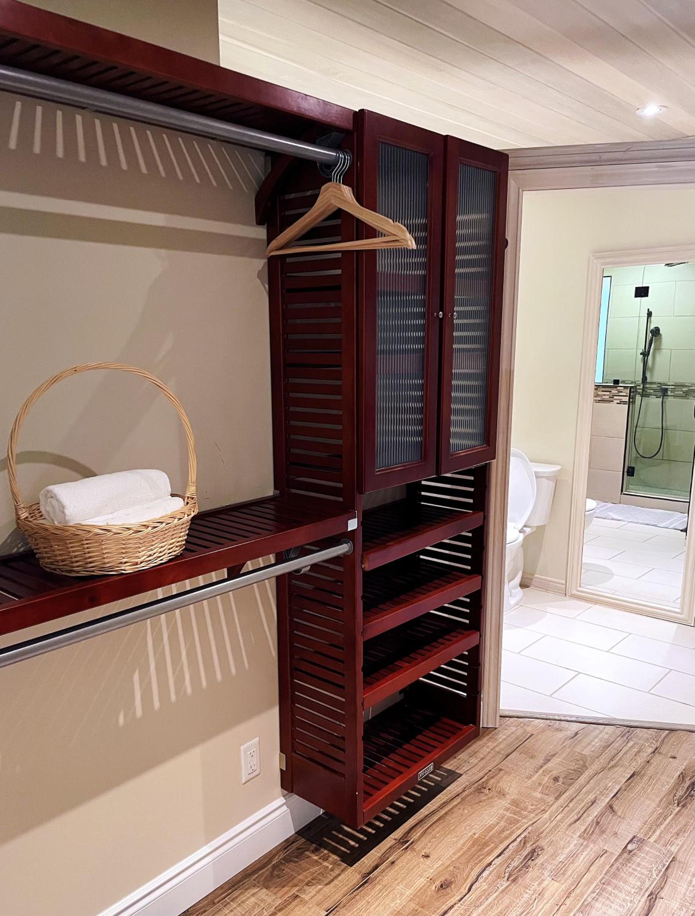 Lakeview Cottage with Private Swimming Pool