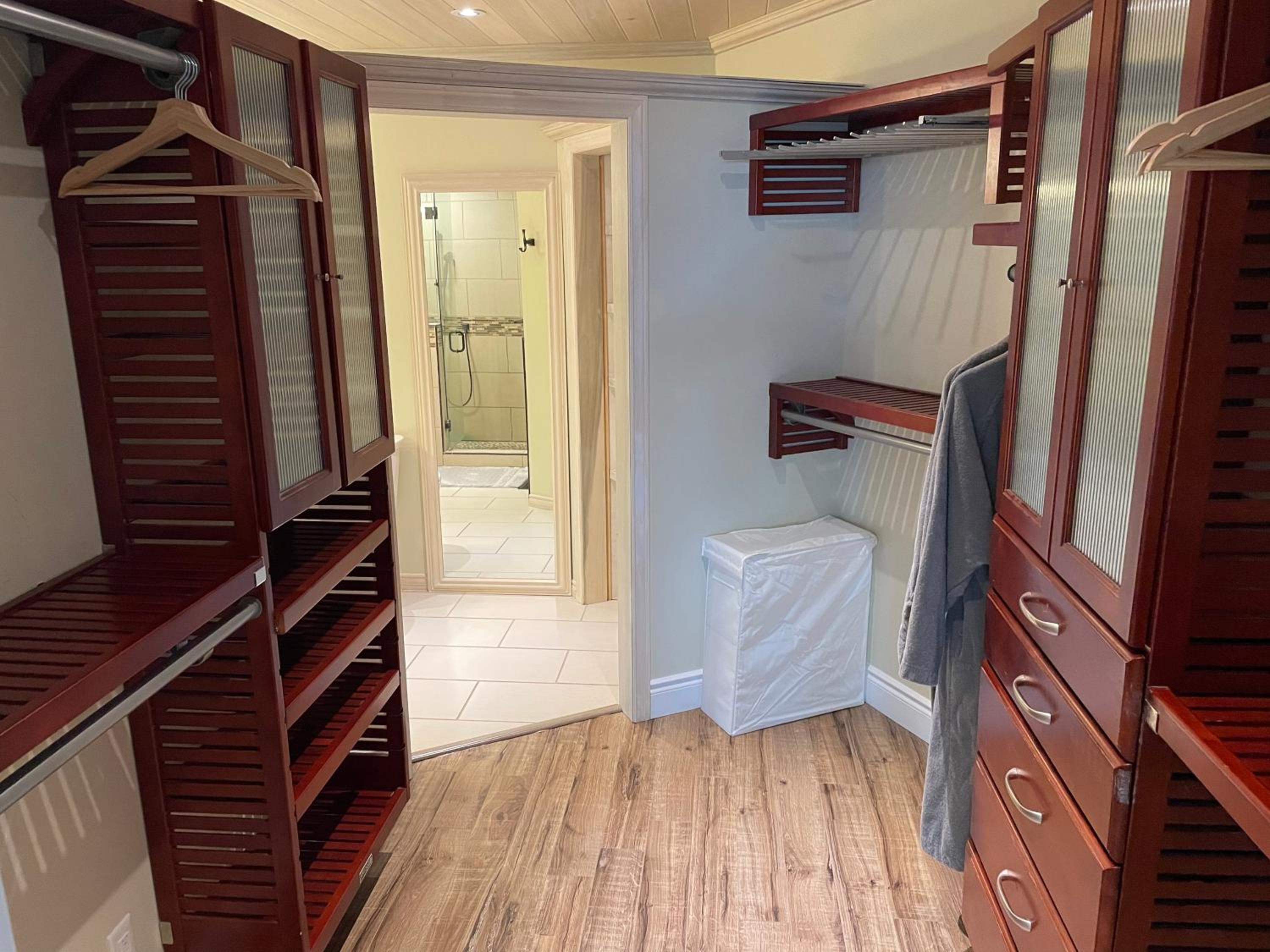 Lakeview Cottage with Private Swimming Pool