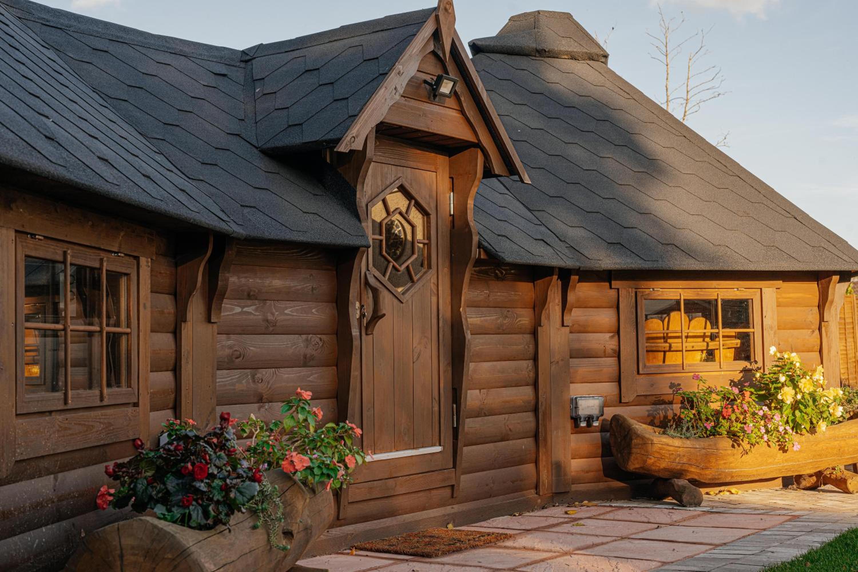 Bespoke Holiday Home With Private Pool And Hot Tub, Sleeps 8 Ref 34073P