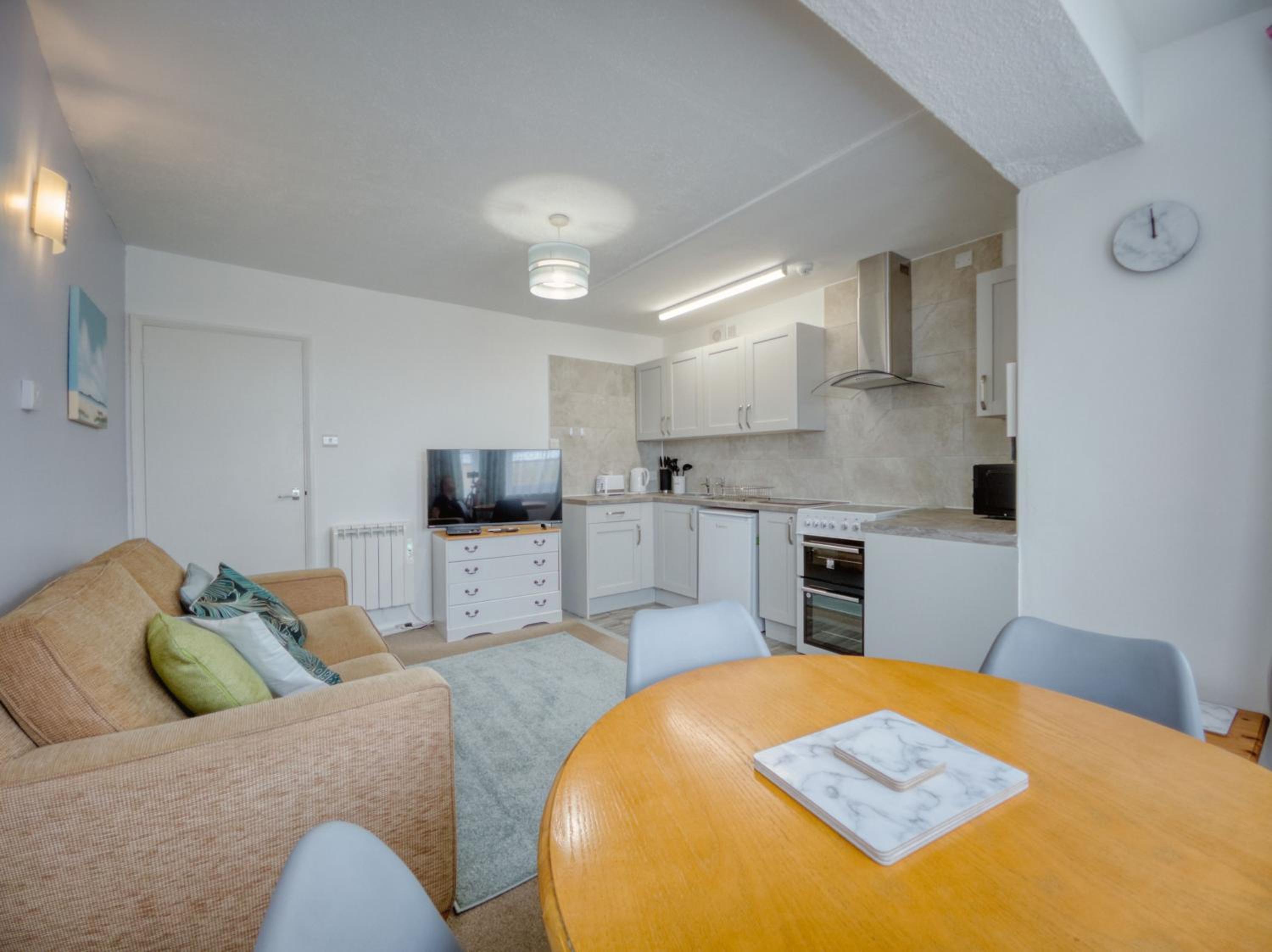 Apartment 7 - 1 bedroom Sea front location - Step free access from rear - Free Parking view 4