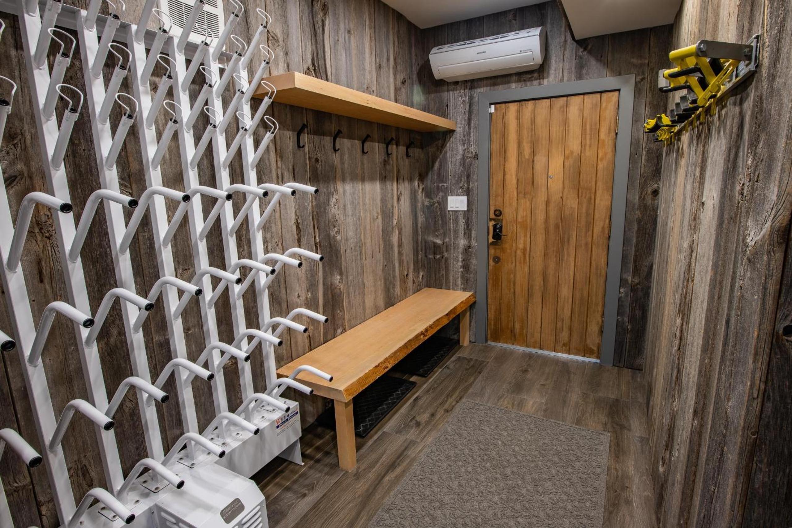 Pinnacle Ridge 23 - Ski In Ski Out, Newly Renovated, Private Hot Tub, Gas Fireplace