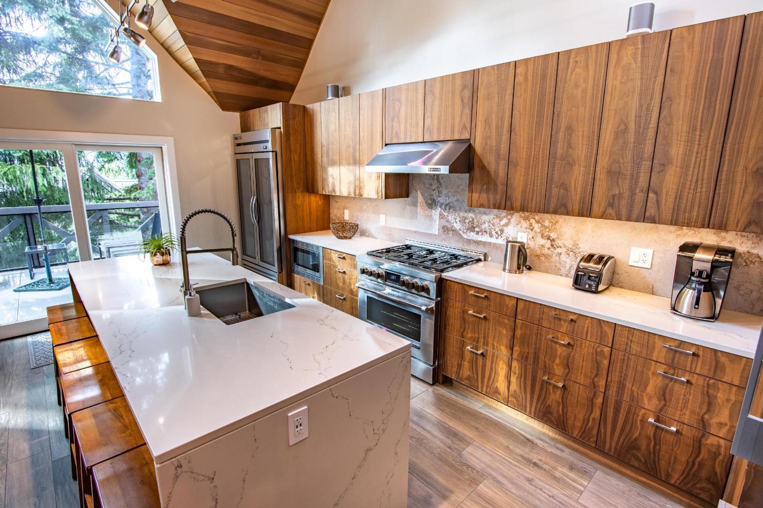 Pinnacle Ridge 23 - Ski In Ski Out, Newly Renovated, Private Hot Tub, Gas Fireplace