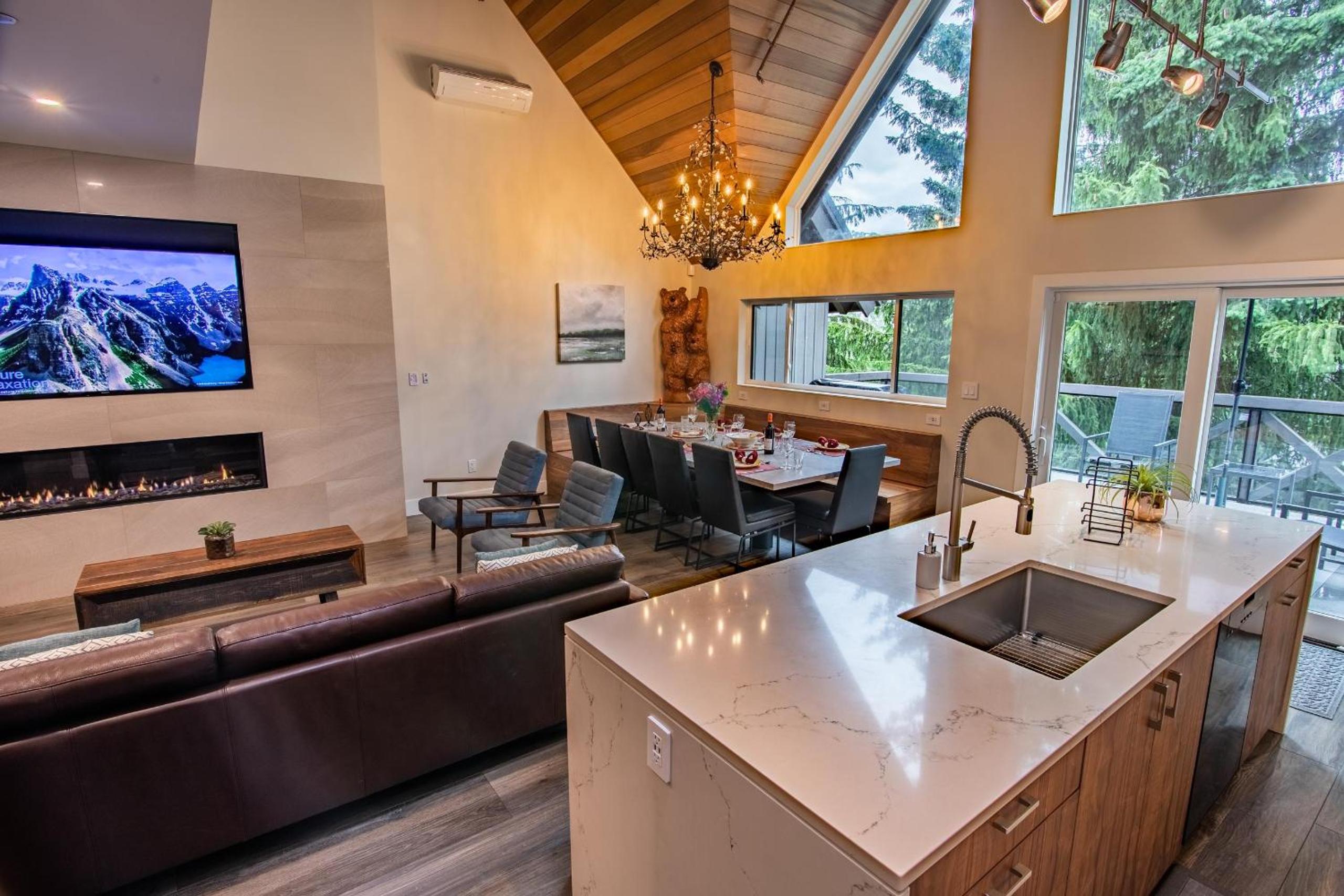 Pinnacle Ridge 23 - Ski In Ski Out, Newly Renovated, Private Hot Tub, Gas Fireplace
