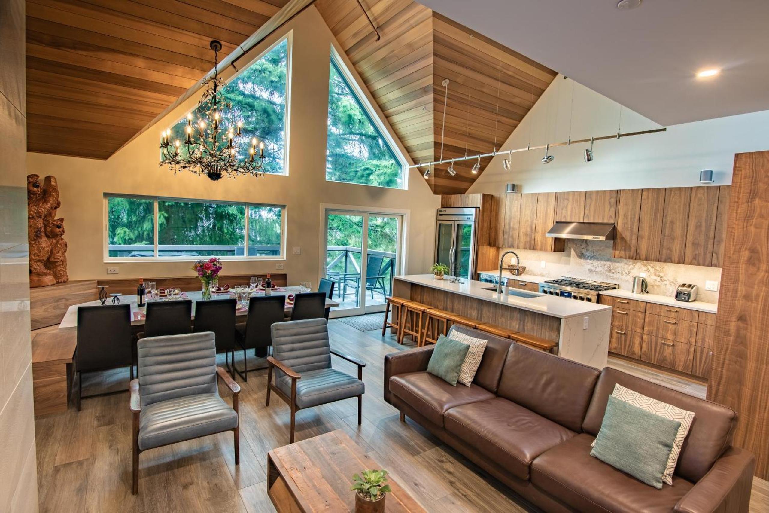 Pinnacle Ridge 23 - Ski In Ski Out, Newly Renovated, Private Hot Tub, Gas Fireplace