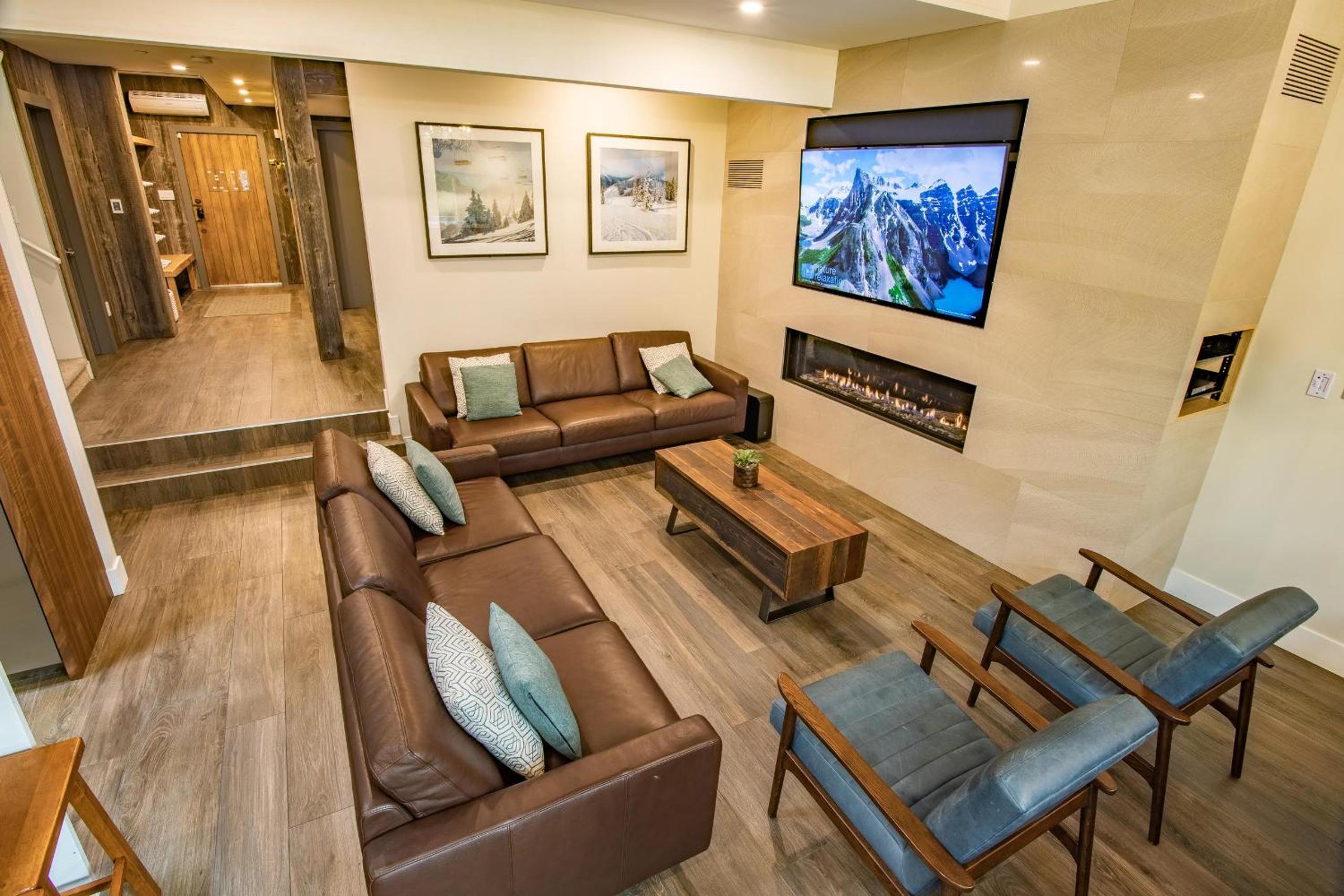 Pinnacle Ridge 23 - Ski In Ski Out, Newly Renovated, Private Hot Tub, Gas Fireplace