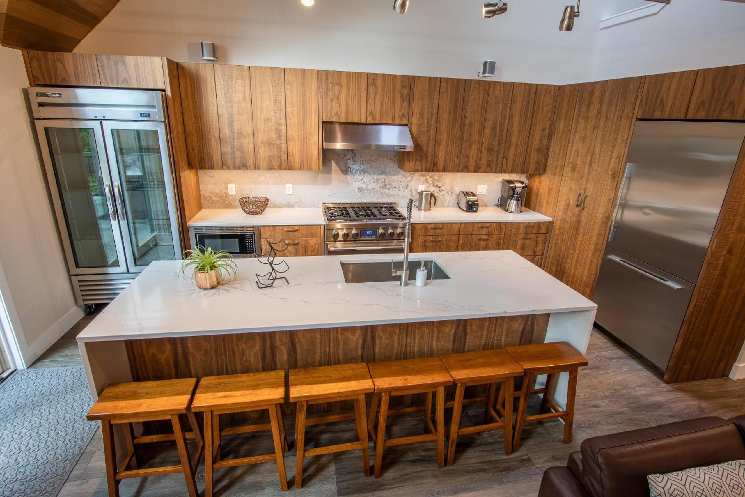 Pinnacle Ridge 23 - Ski In Ski Out, Newly Renovated, Private Hot Tub, Gas Fireplace