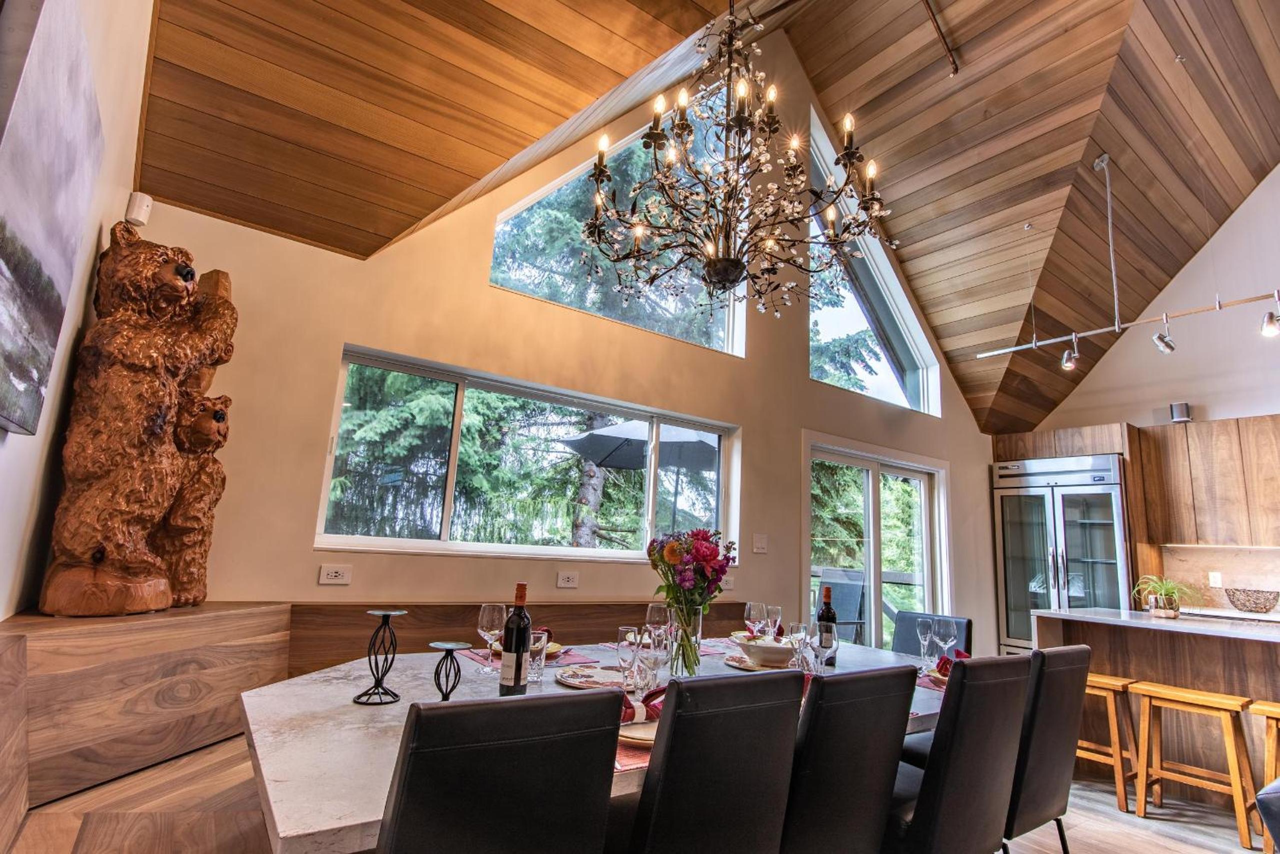 Pinnacle Ridge 23 - Ski In Ski Out, Newly Renovated, Private Hot Tub, Gas Fireplace