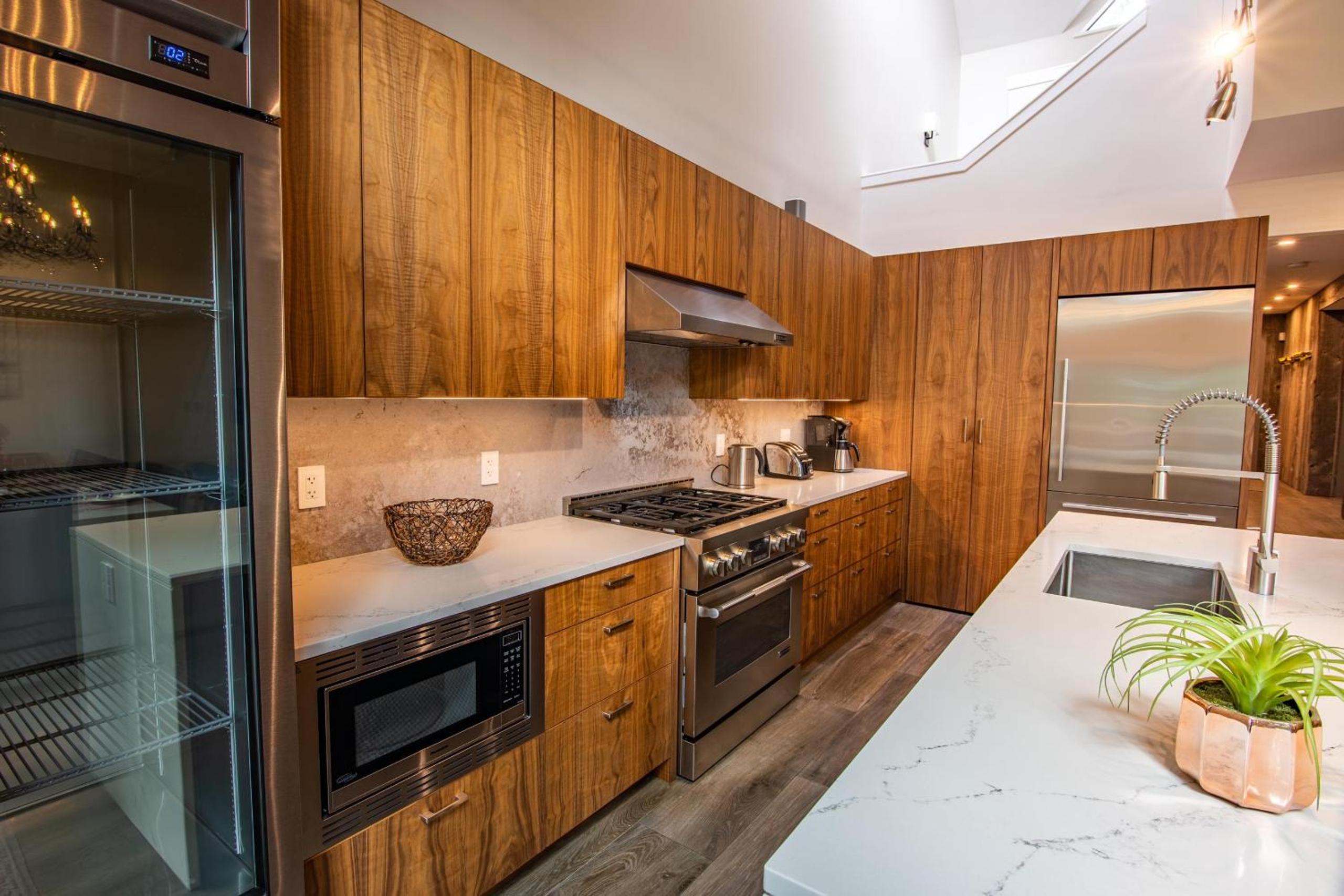 Pinnacle Ridge 23 - Ski In Ski Out, Newly Renovated, Private Hot Tub, Gas Fireplace