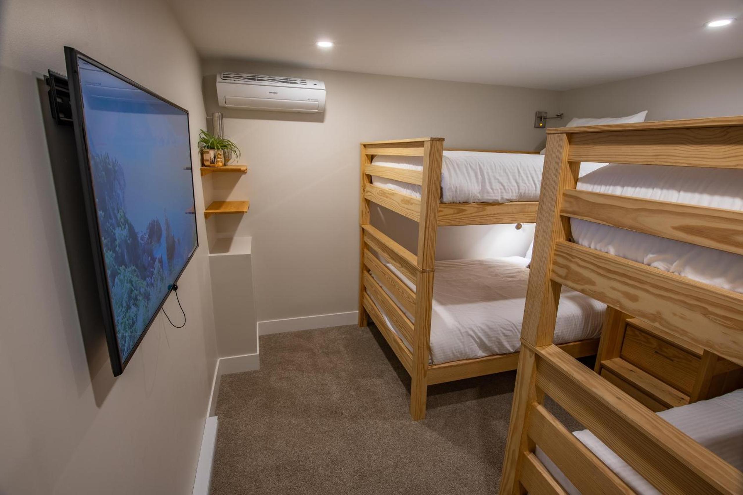 Pinnacle Ridge 23 - Ski In Ski Out, Newly Renovated, Private Hot Tub, Gas Fireplace
