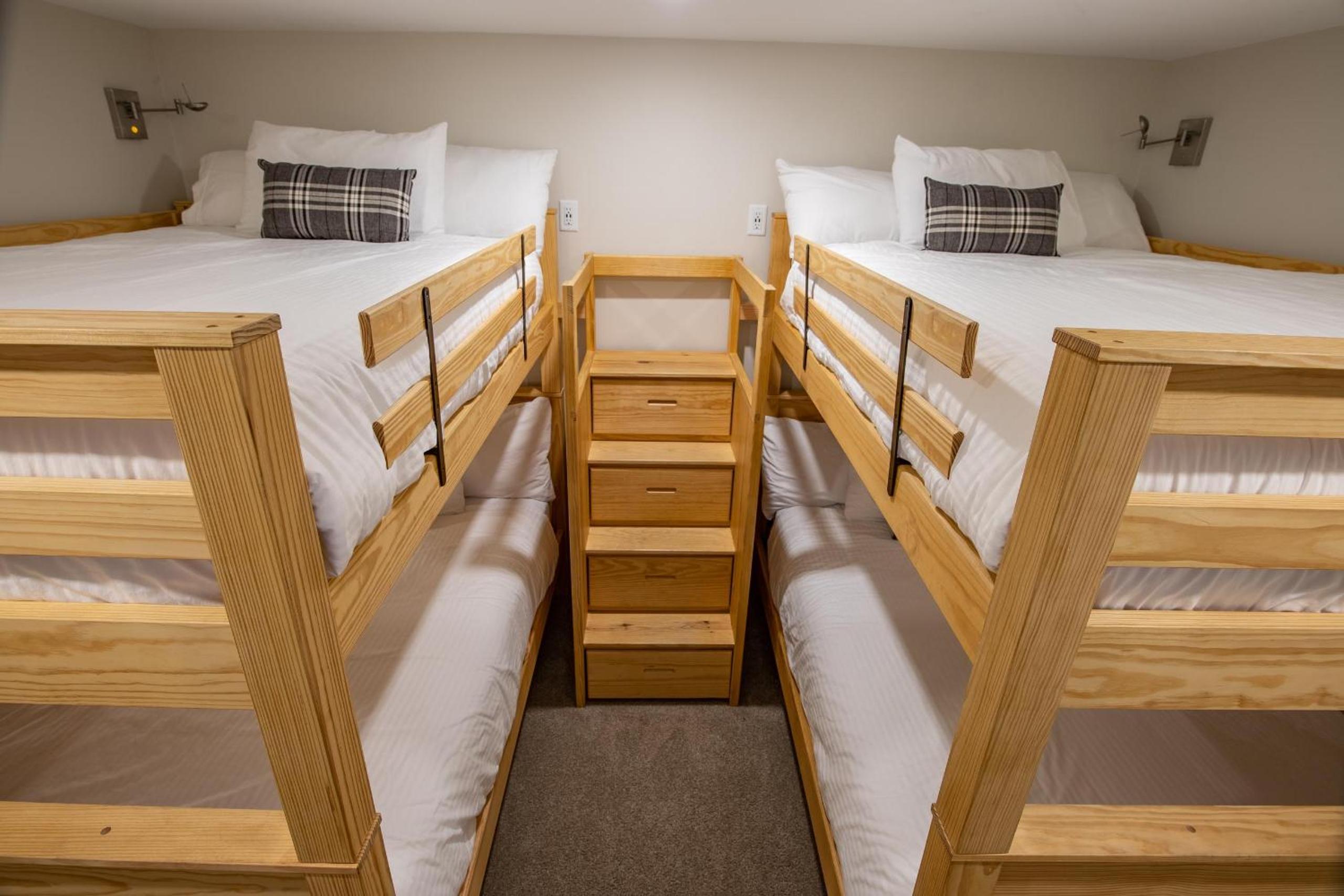 Pinnacle Ridge 23 - Ski In Ski Out, Newly Renovated, Private Hot Tub, Gas Fireplace