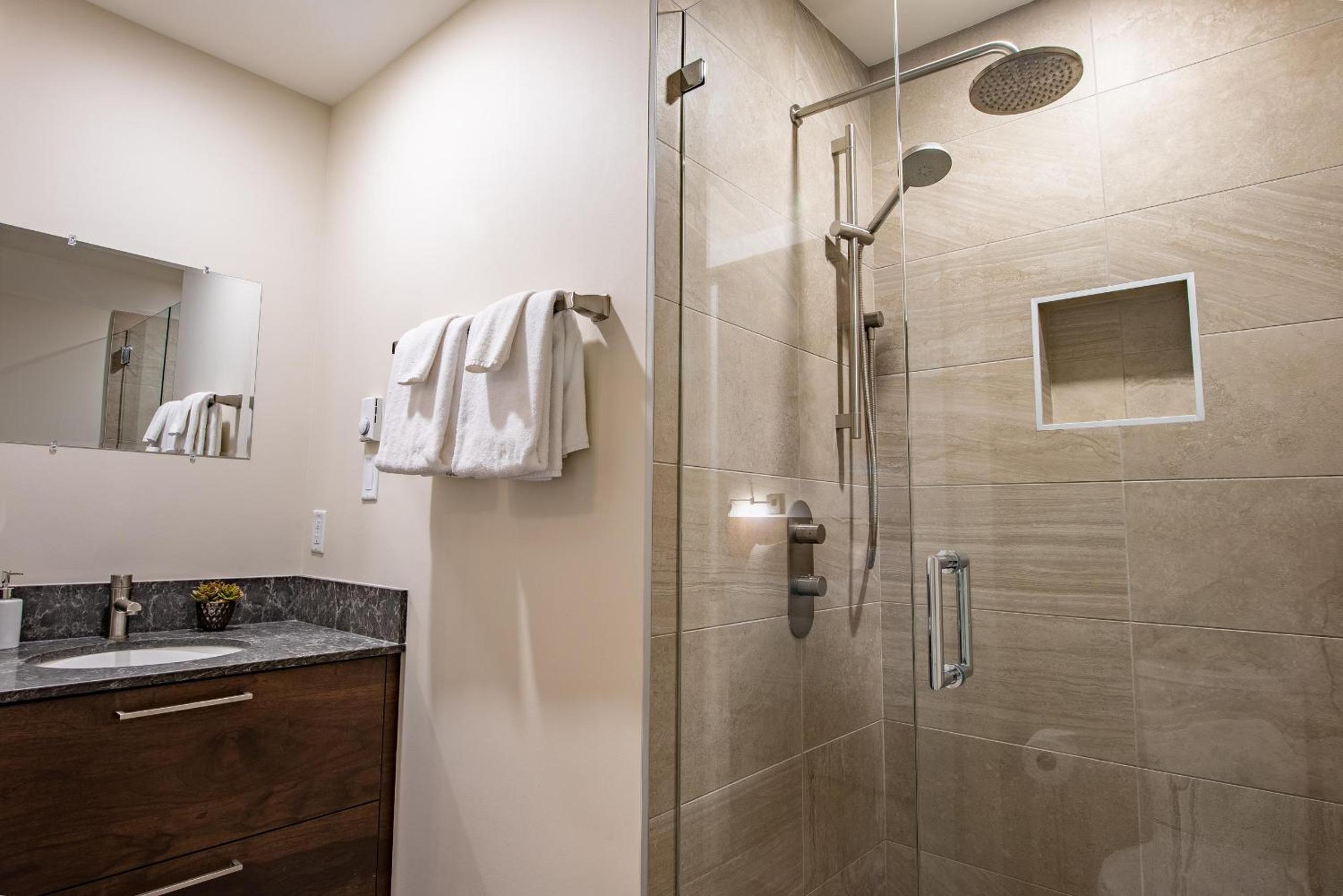 Pinnacle Ridge 23 - Ski In Ski Out, Newly Renovated, Private Hot Tub, Gas Fireplace