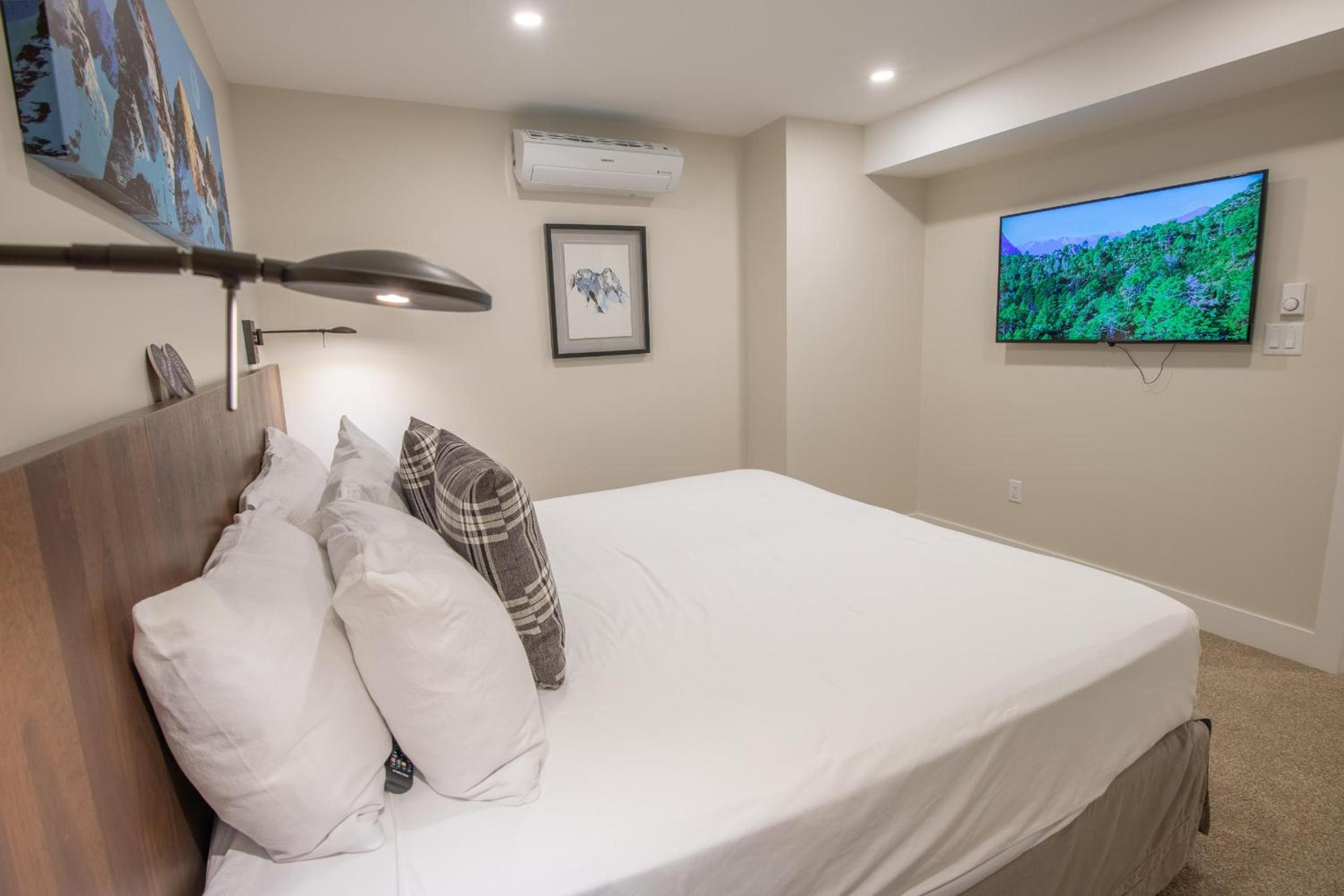 Pinnacle Ridge 23 - Ski In Ski Out, Newly Renovated, Private Hot Tub, Gas Fireplace
