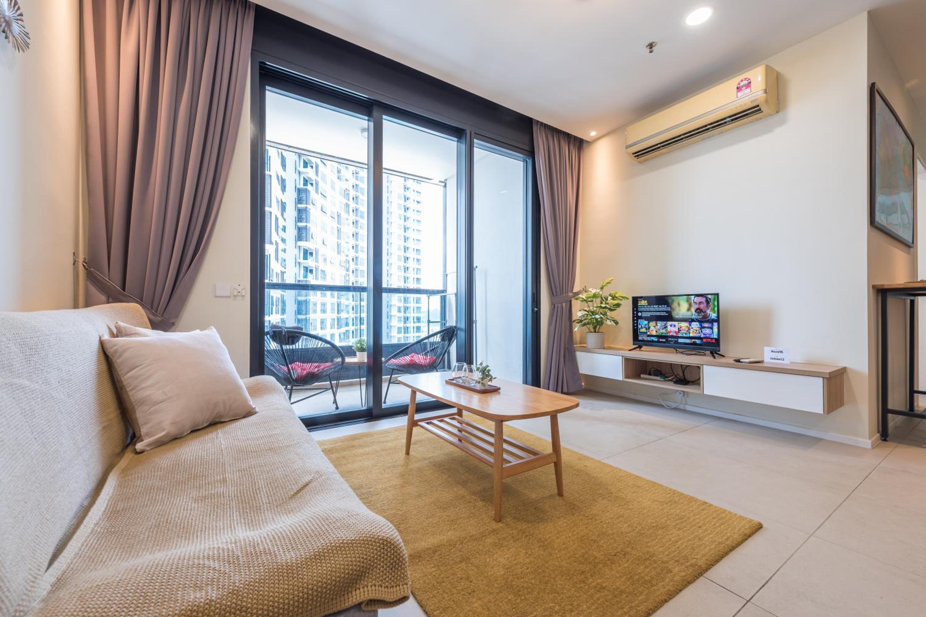 Balcony Netflix 2-6pax at Arcoris Mont Kiara